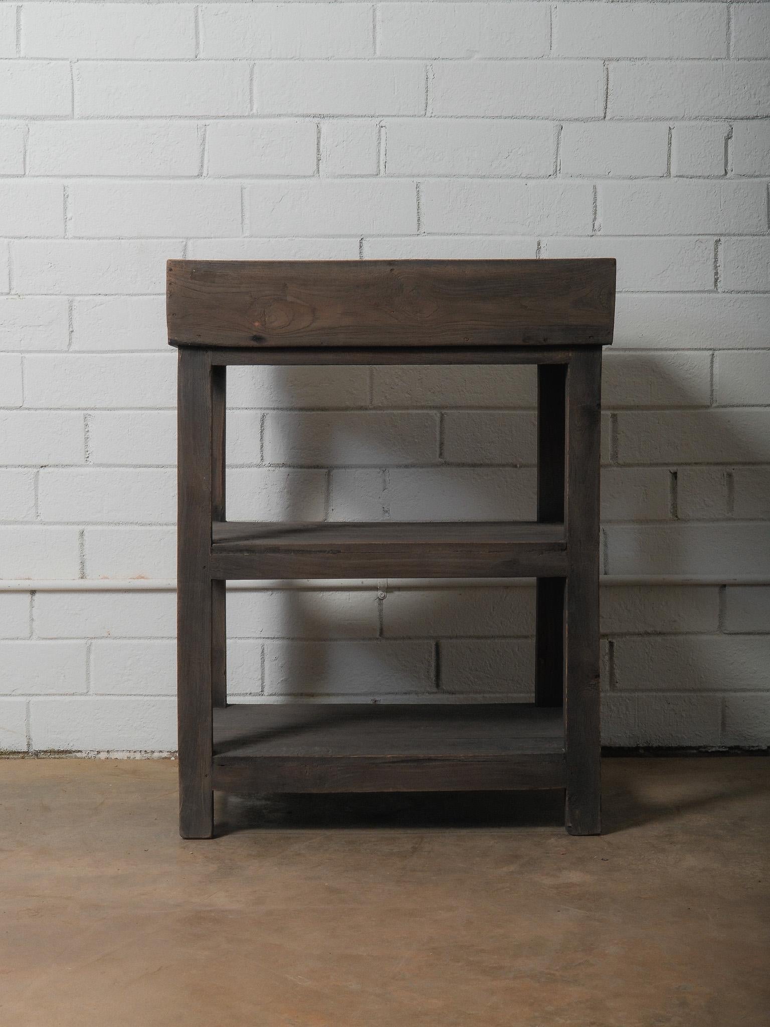 Questa mensola a vassoio in legno offre una presenza semplice ma d'effetto grazie alle sue linee pulite, al carattere rustico e al design funzionale a scaffale aperto. Realizzato con uno spesso piano a vassoio e due ripiani inferiori, il pezzo