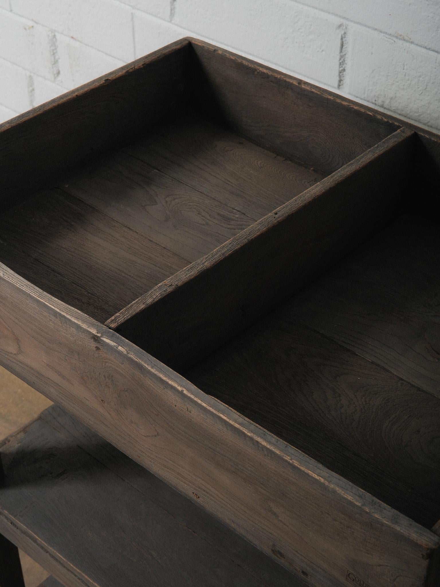 Indiano Scaffale a vassoio in legno con ripiano a più livelli in vendita