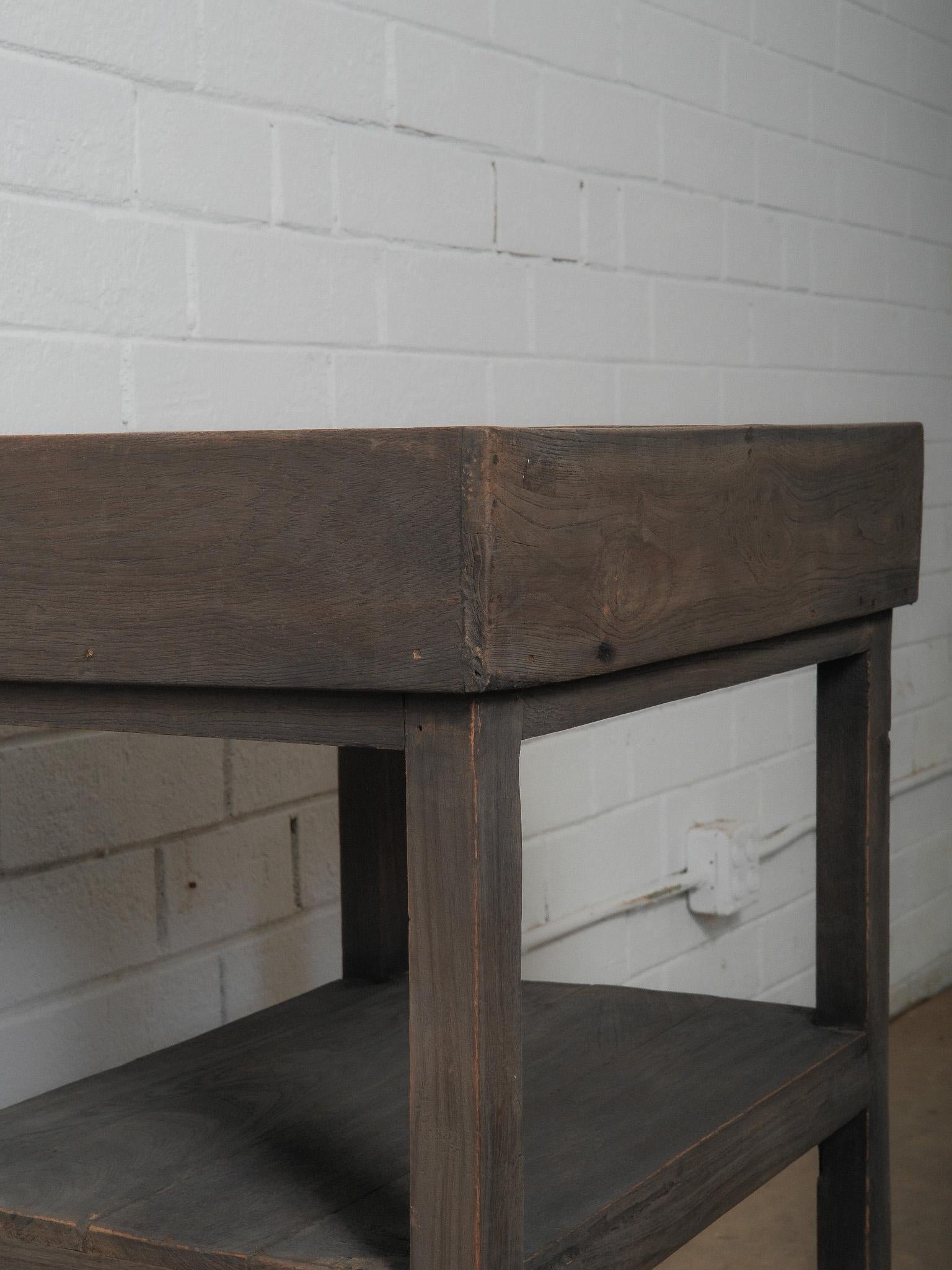 Scaffale a vassoio in legno con ripiano a più livelli In condizioni buone in vendita a High Point, NC