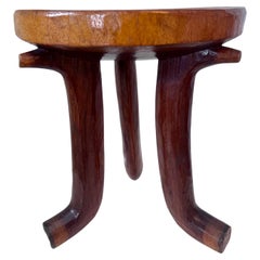 Table africaine à trois pieds en bois de style tribal ou Oromo