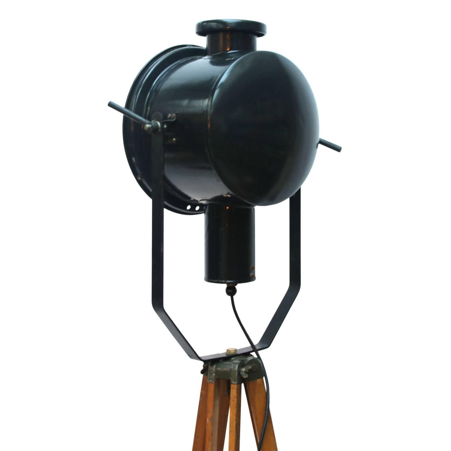 Holz-Stehlampe, Dreibein, schwarze Emaille, Industrielle Fleckenleuchte im Angebot 1