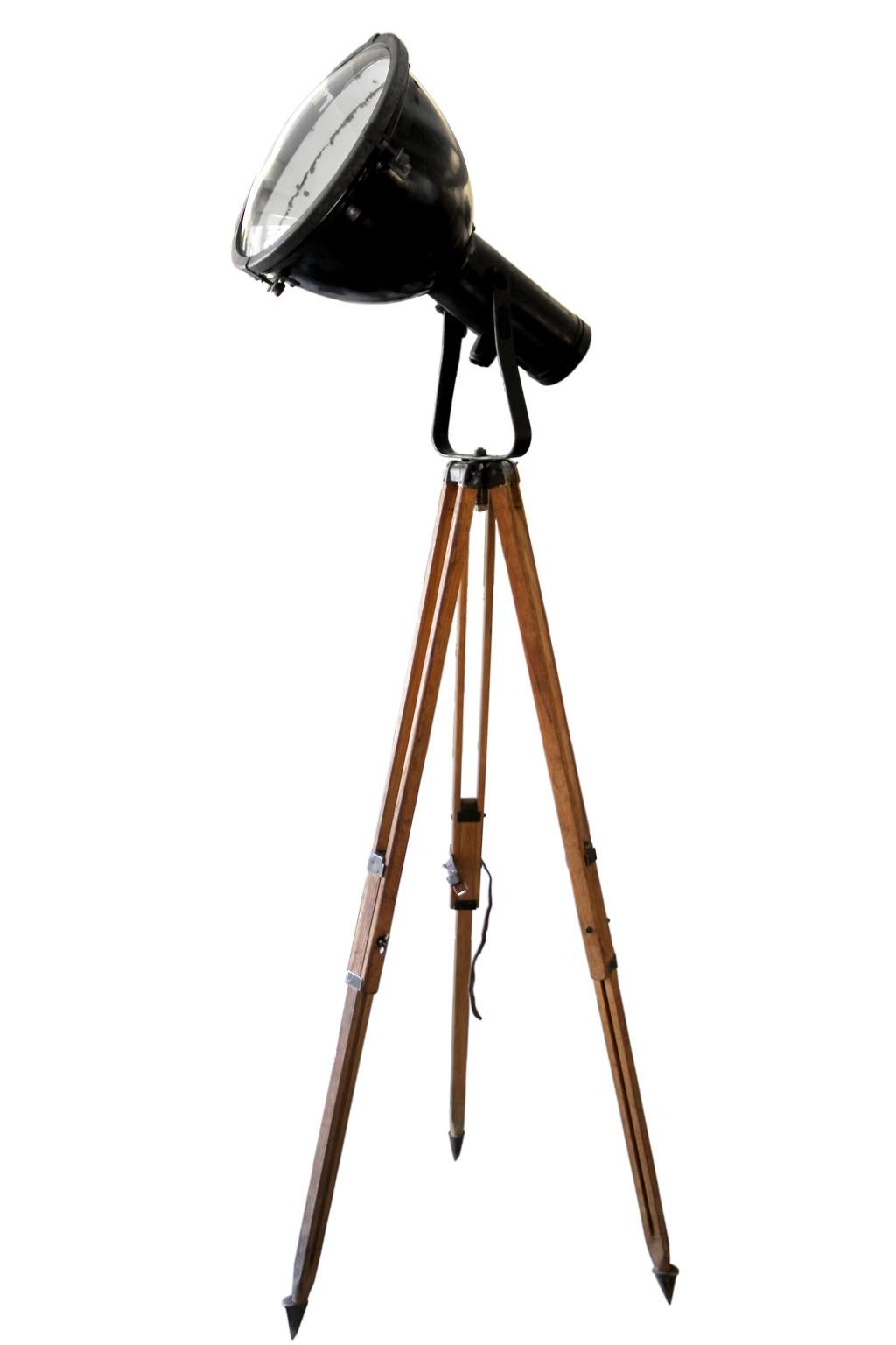 Industrial spot on wooden tripod. Adjustable height and angle, black enamel spot white interior with original rounded glass diam. 38.5 cm. max tripod height 140 cm. 13 kg total height as on left picture: 195 cm. E27 max 150W.
Electra wire 4 meter