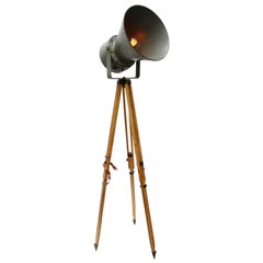 Holz Dreibein Braun Grau Vintage Industrial Spot Light Stehlampe