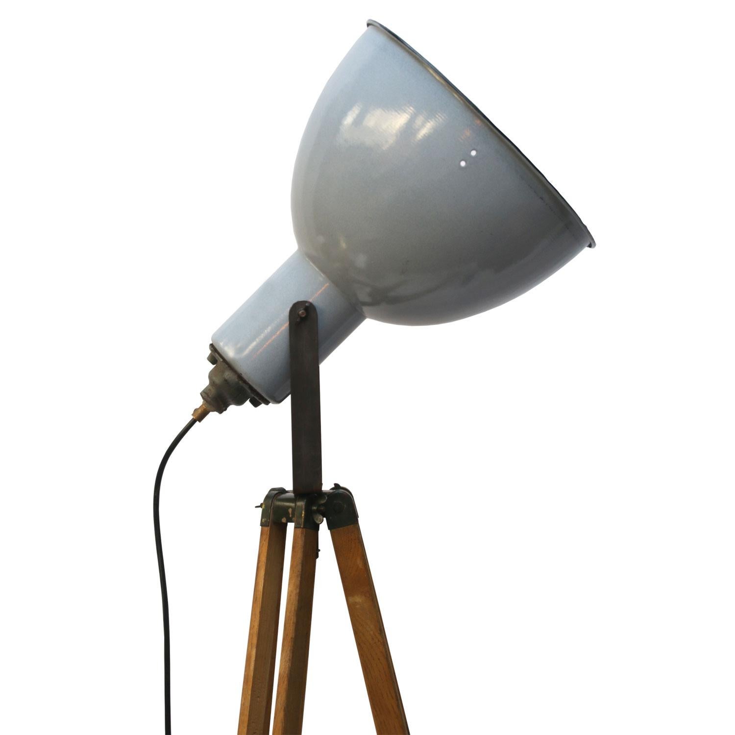 Wooden Tripod Gray Enamel Vintage Industrial Spot Light Floor Lamps In Good Condition For Sale In Amsterdam, NL