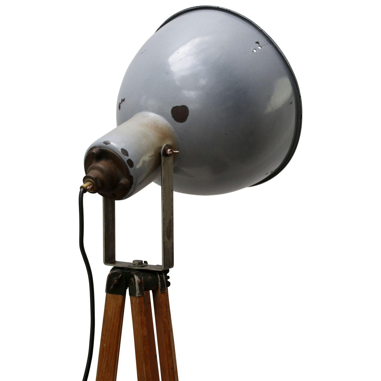 Wooden Tripod Gray Enamel Vintage Industrial Spot Light Floor Lamp In Good Condition In Amsterdam, NL