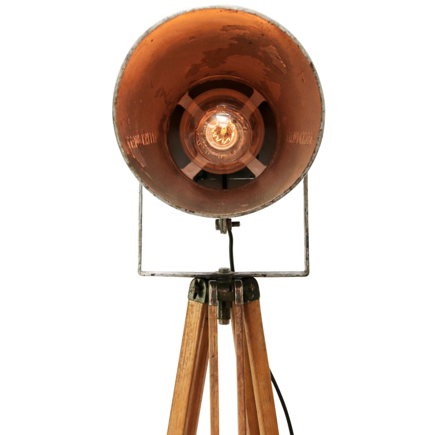 Wooden Tripod Gray Vintage Industrial Spot Light Floor Lamp In Good Condition In Amsterdam, NL