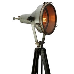 Lampadaire vintage en bois à trois pieds en aluminium gris et verre transparent, style industriel