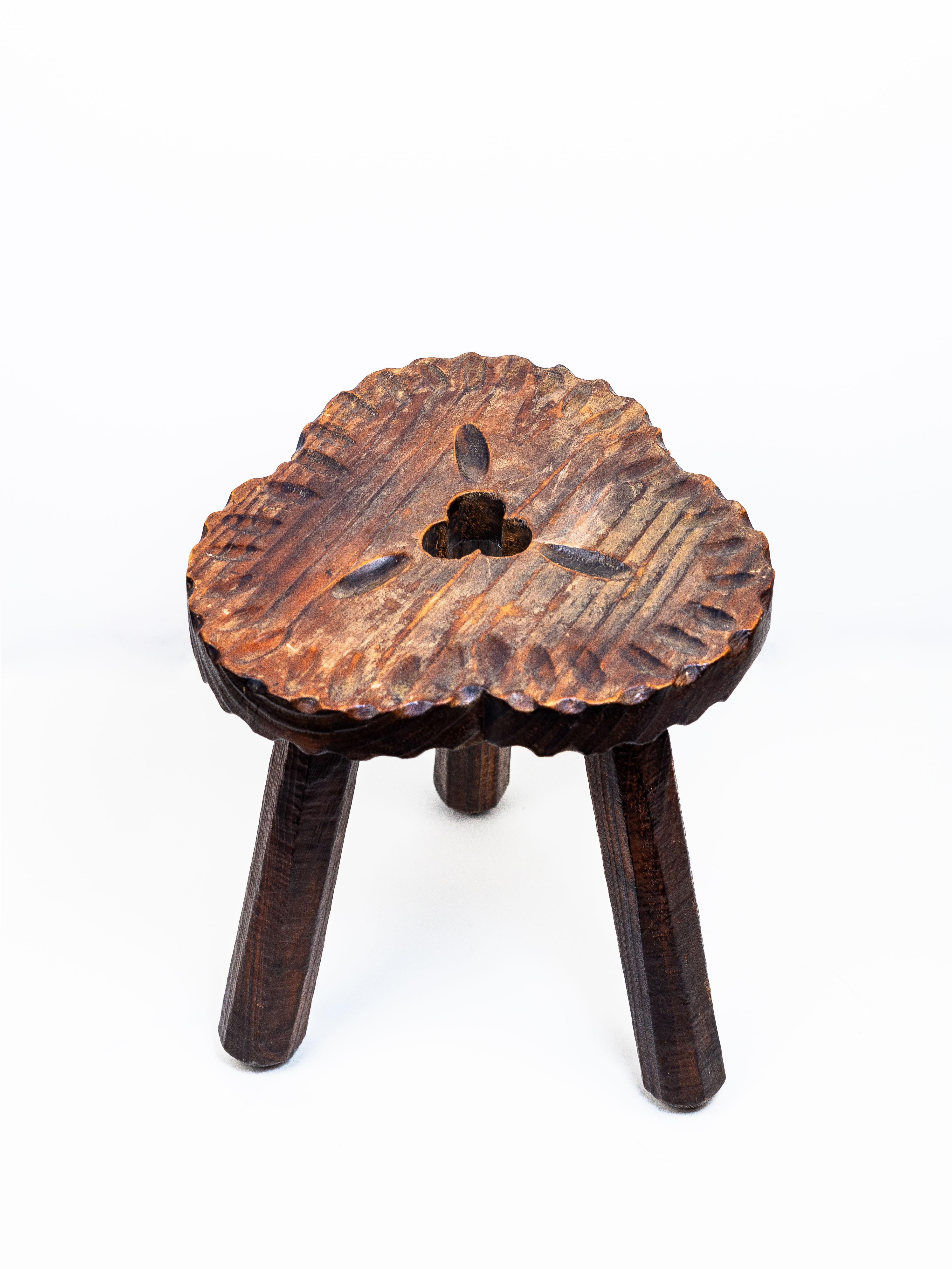 Tabouret tripode en bois, art populaire espagnol, années 1950 en vente 2