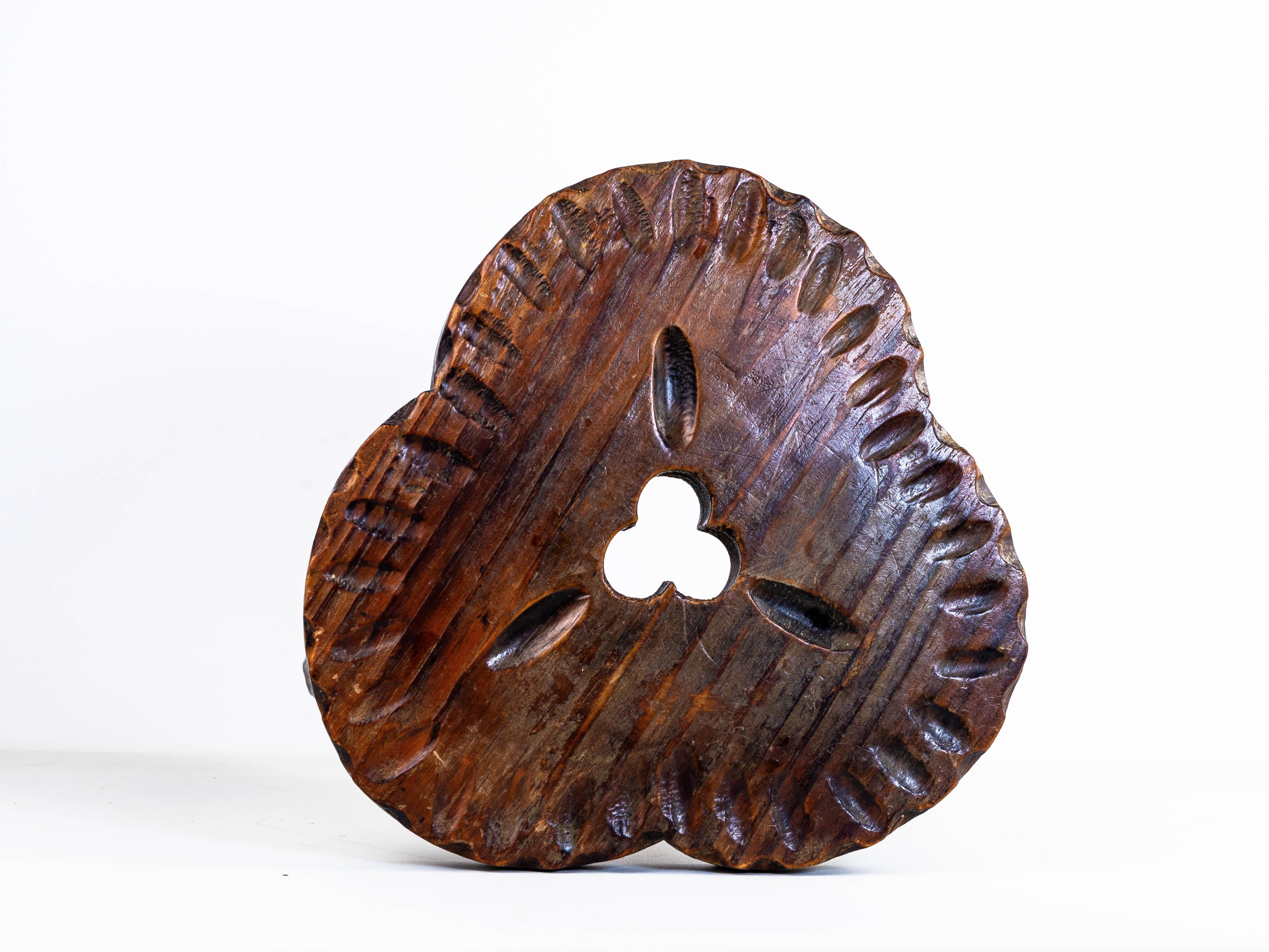 Tabouret tripode en bois, art populaire espagnol, années 1950 en vente 3