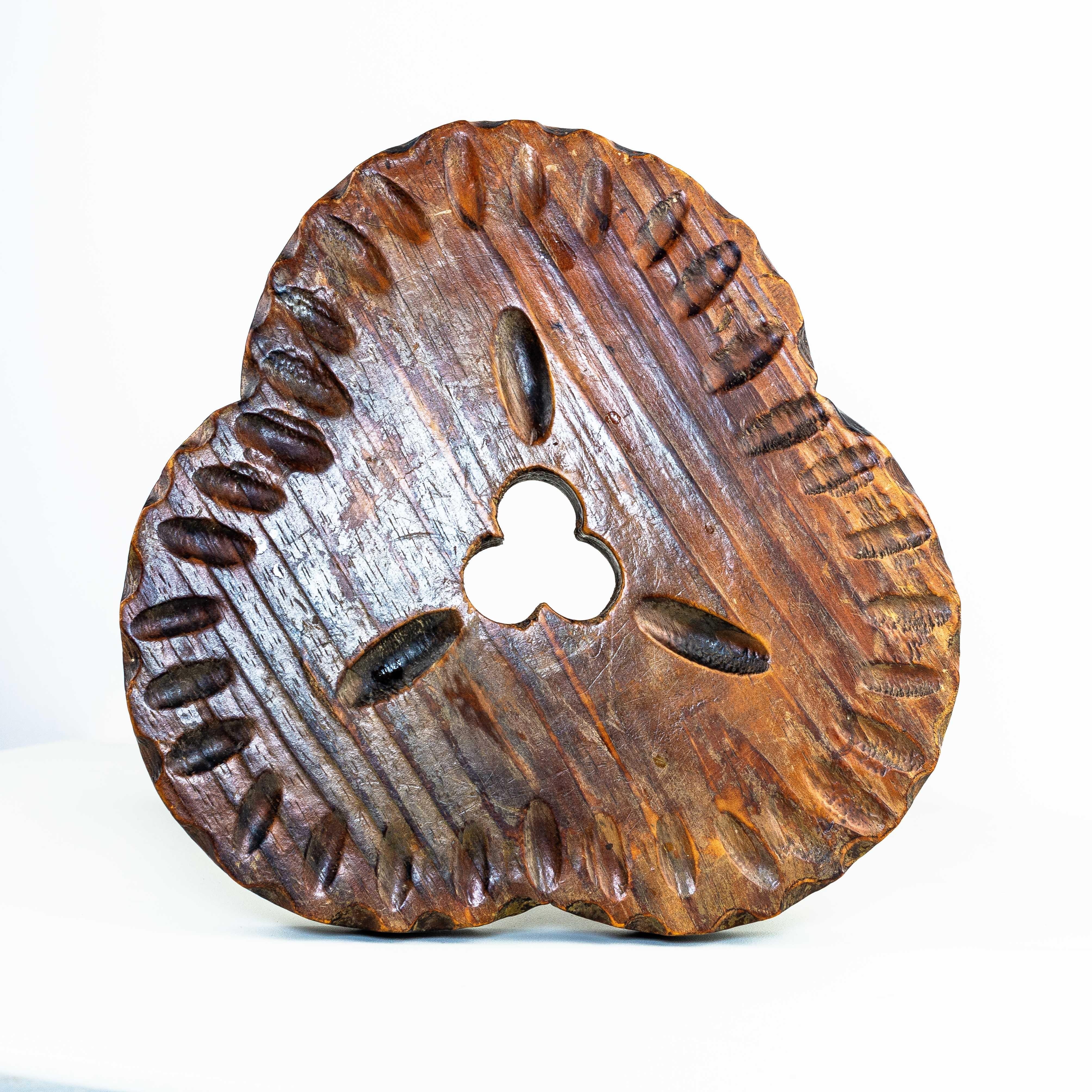 Tabouret tripode en bois, art populaire espagnol, années 1950

Tabouret tripode, vraisemblablement fabriqué pour un usage fermier, au charme rustique et au caractère artisanal. 

Sa caractéristique principale est un siège en bois en forme de trèfle,