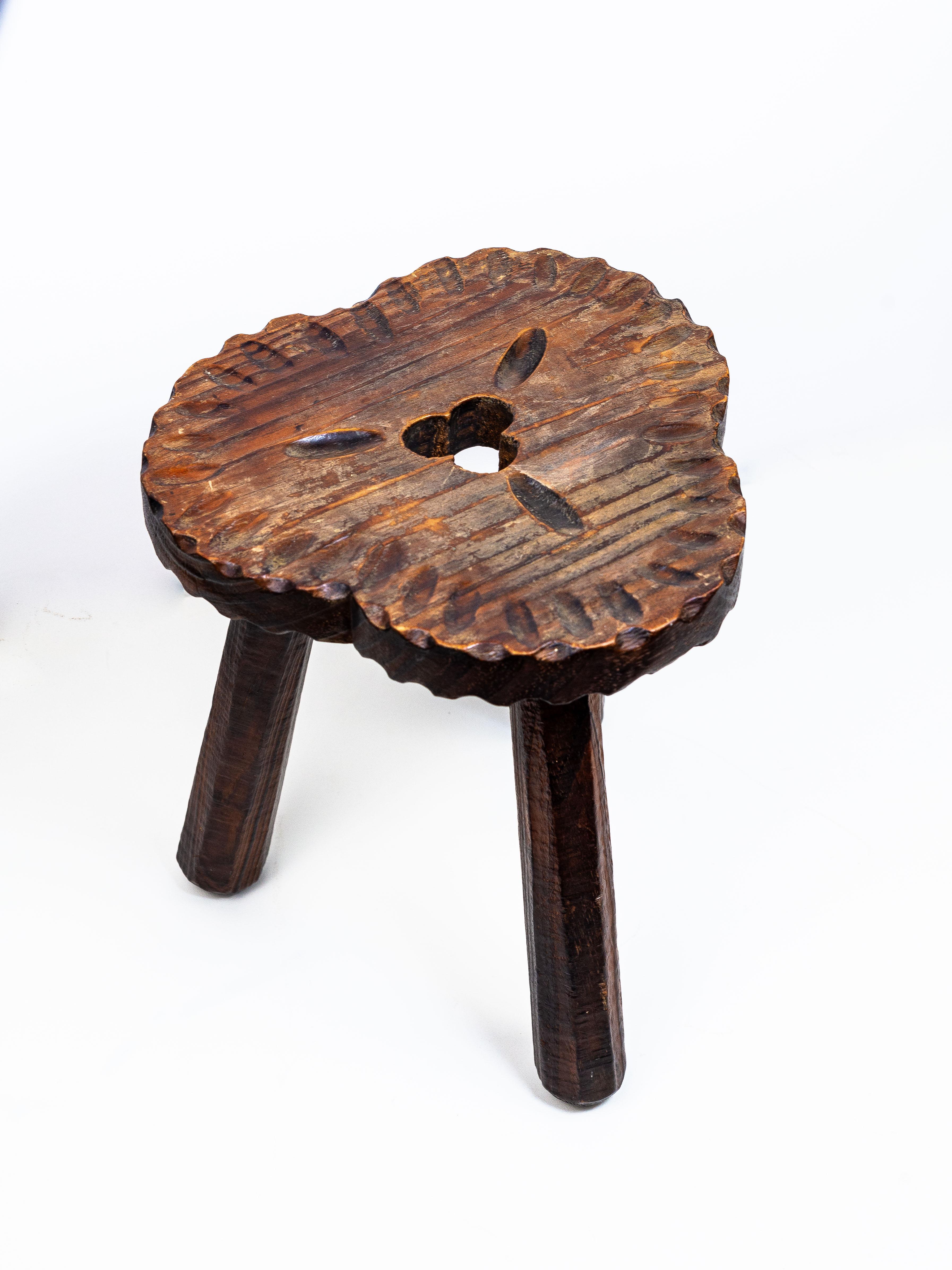 Provincial français Tabouret tripode en bois, art populaire espagnol, années 1950 en vente