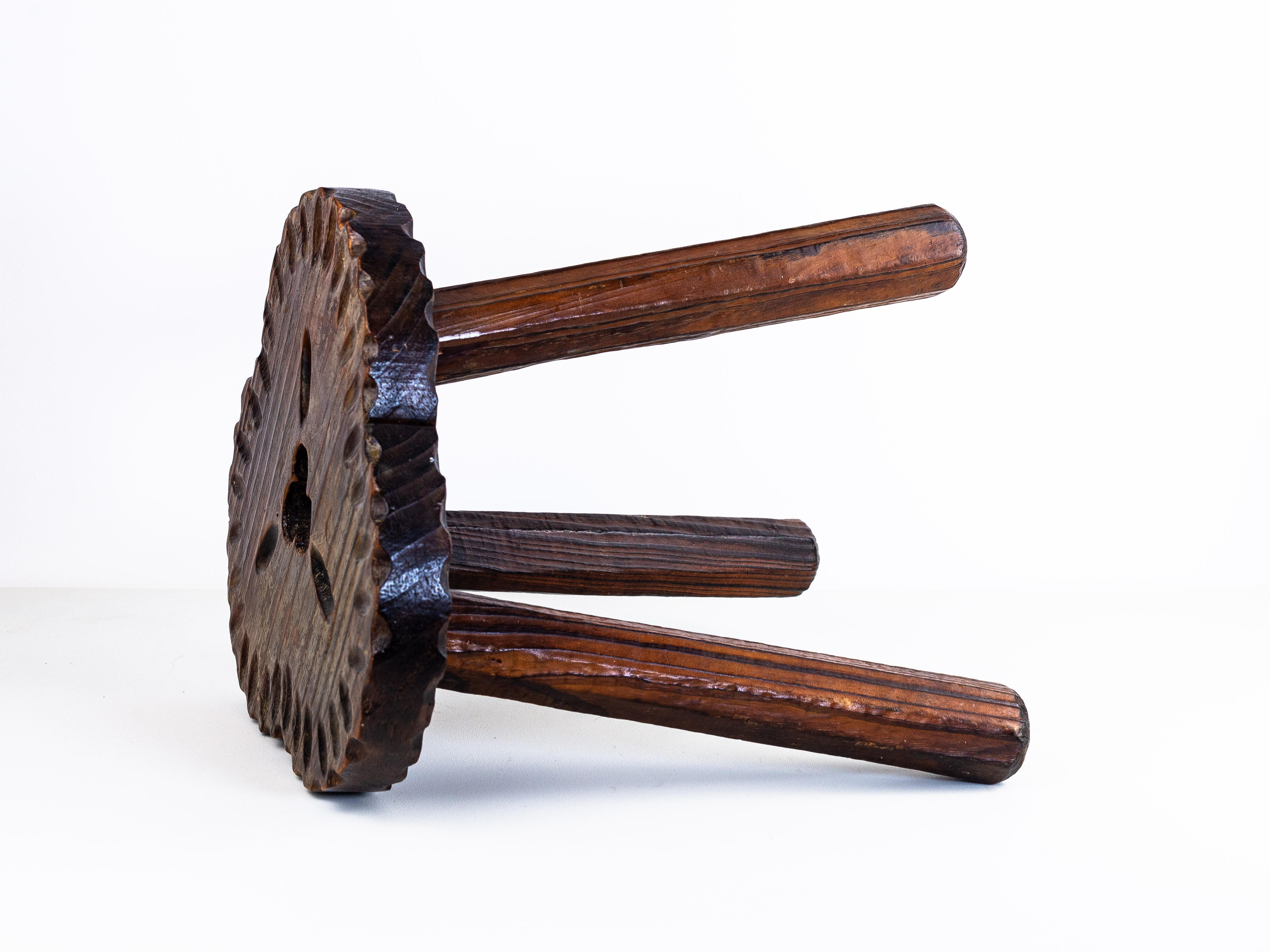 Espagnol Tabouret tripode en bois, art populaire espagnol, années 1950 en vente