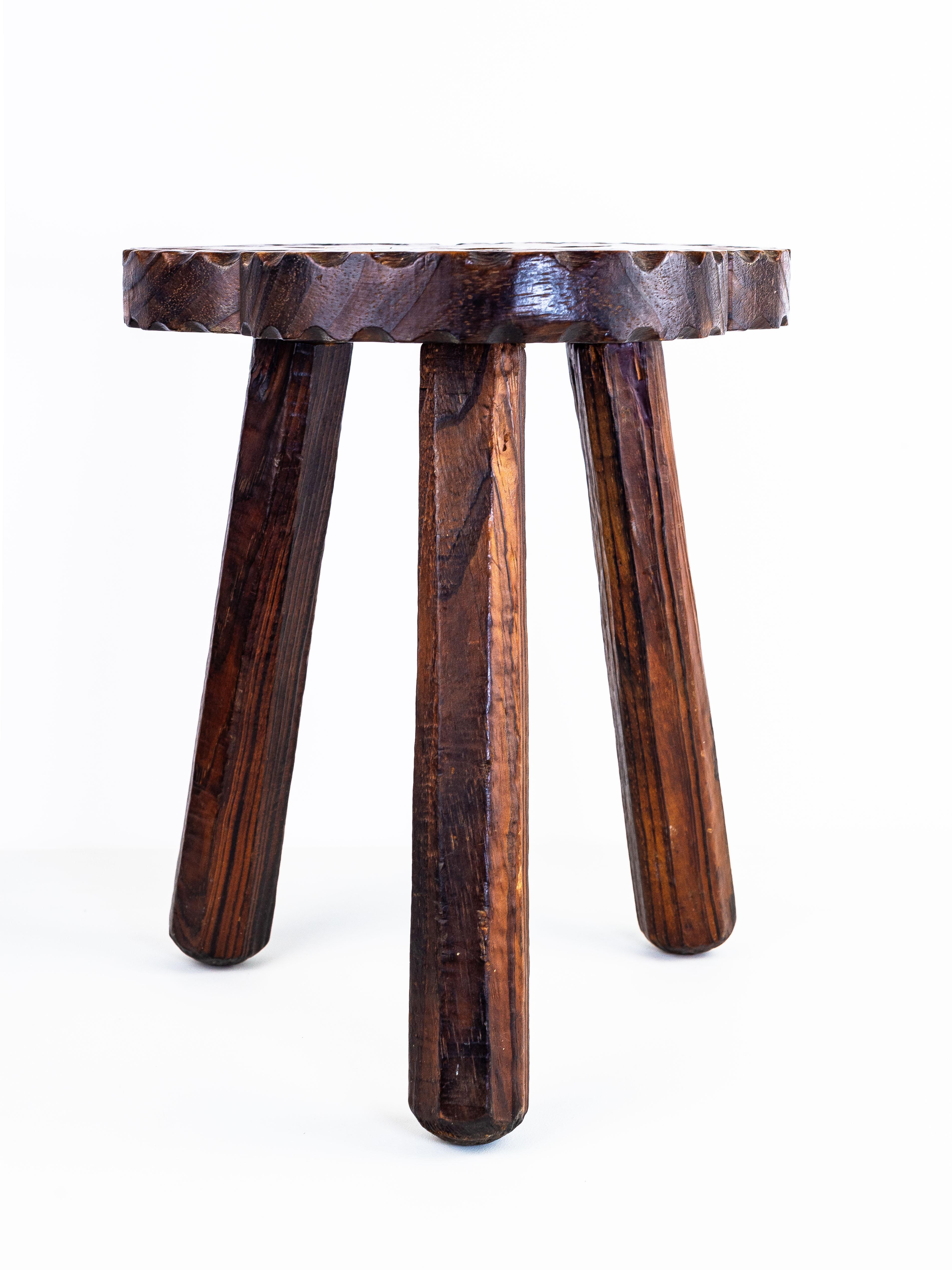 Sculpté Tabouret tripode en bois, art populaire espagnol, années 1950 en vente