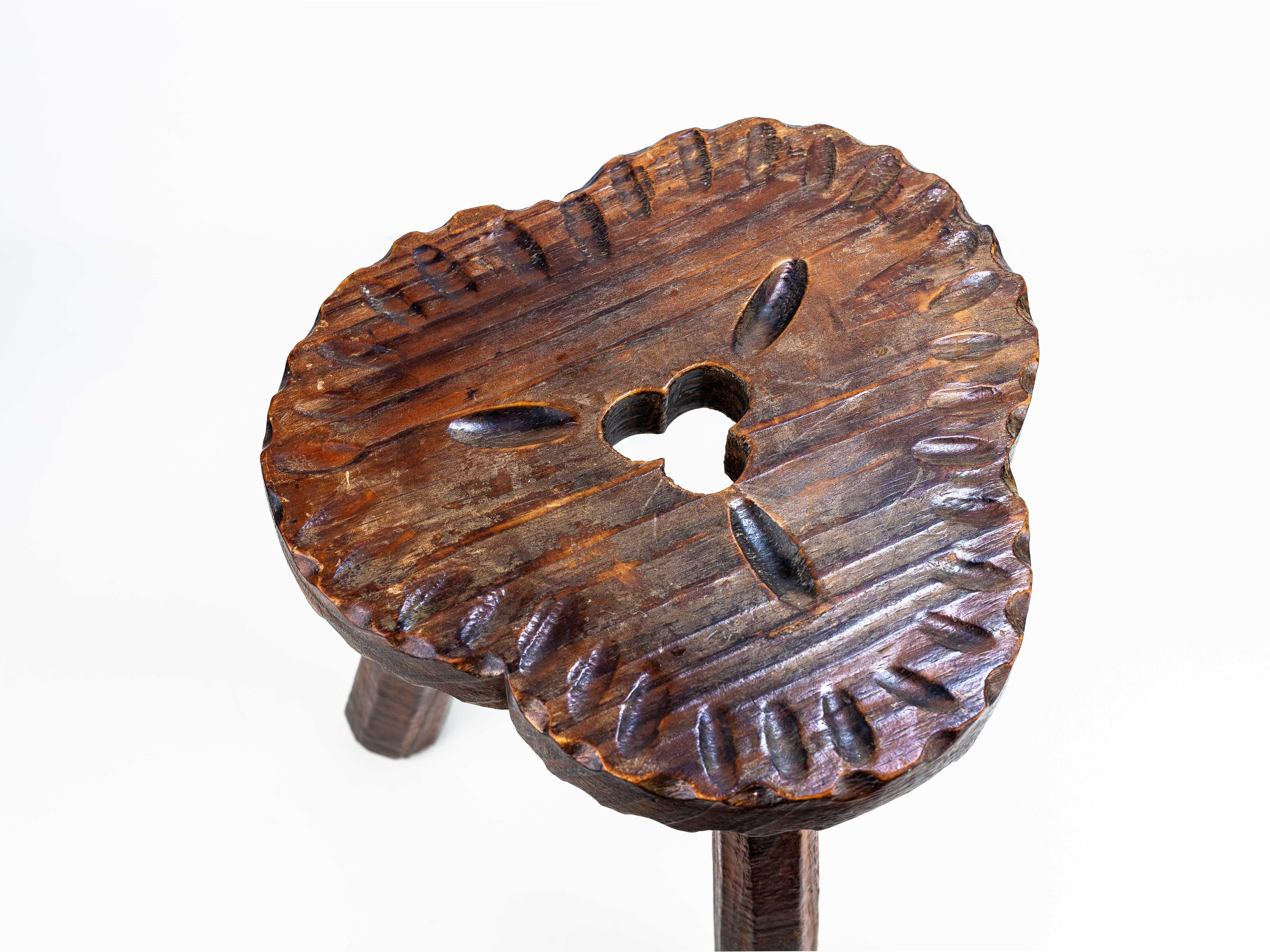 Tabouret tripode en bois, art populaire espagnol, années 1950 Bon état - En vente à ROUEN, Normandie