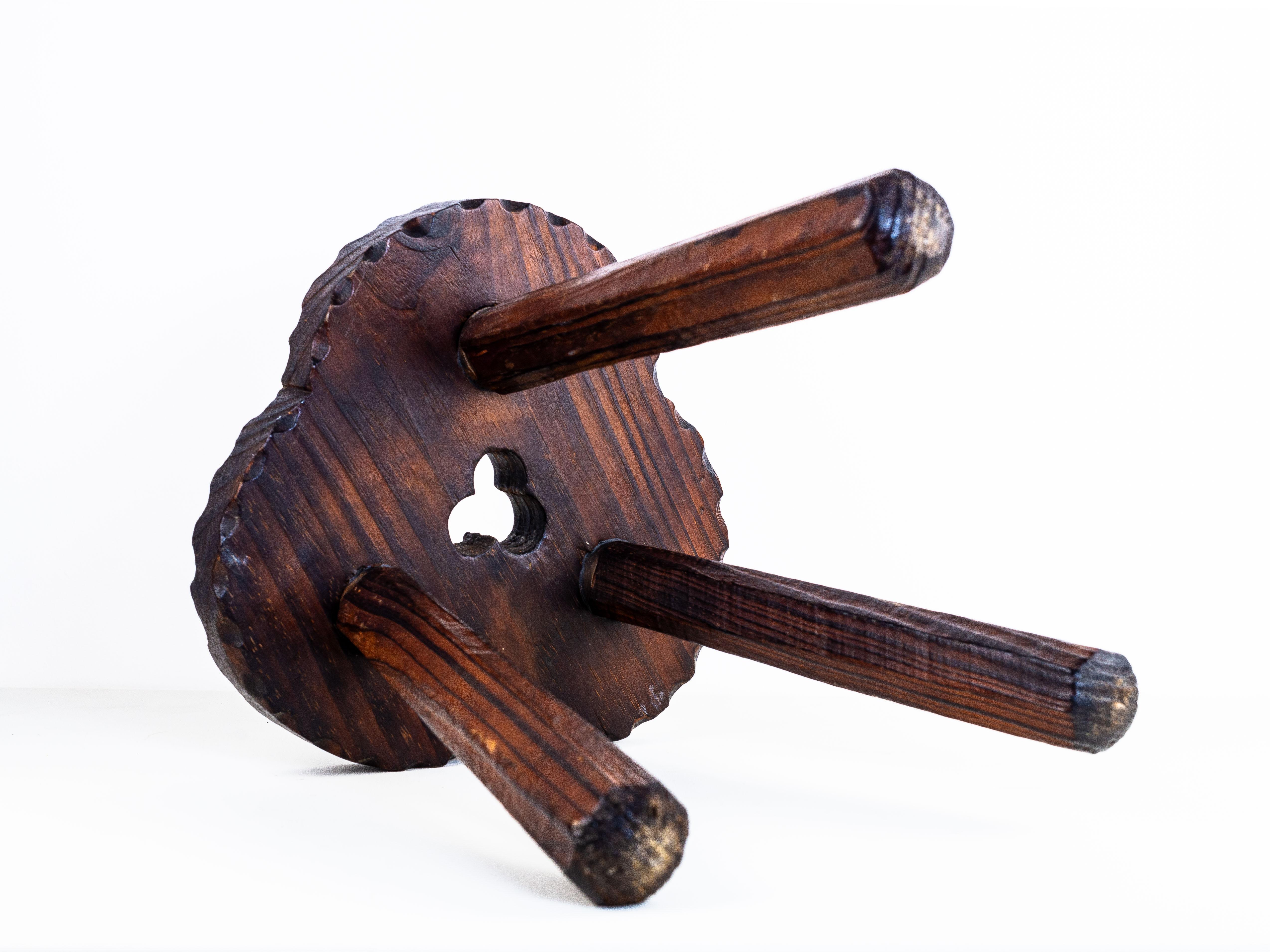 Tabouret tripode en bois, art populaire espagnol, années 1950 en vente 1