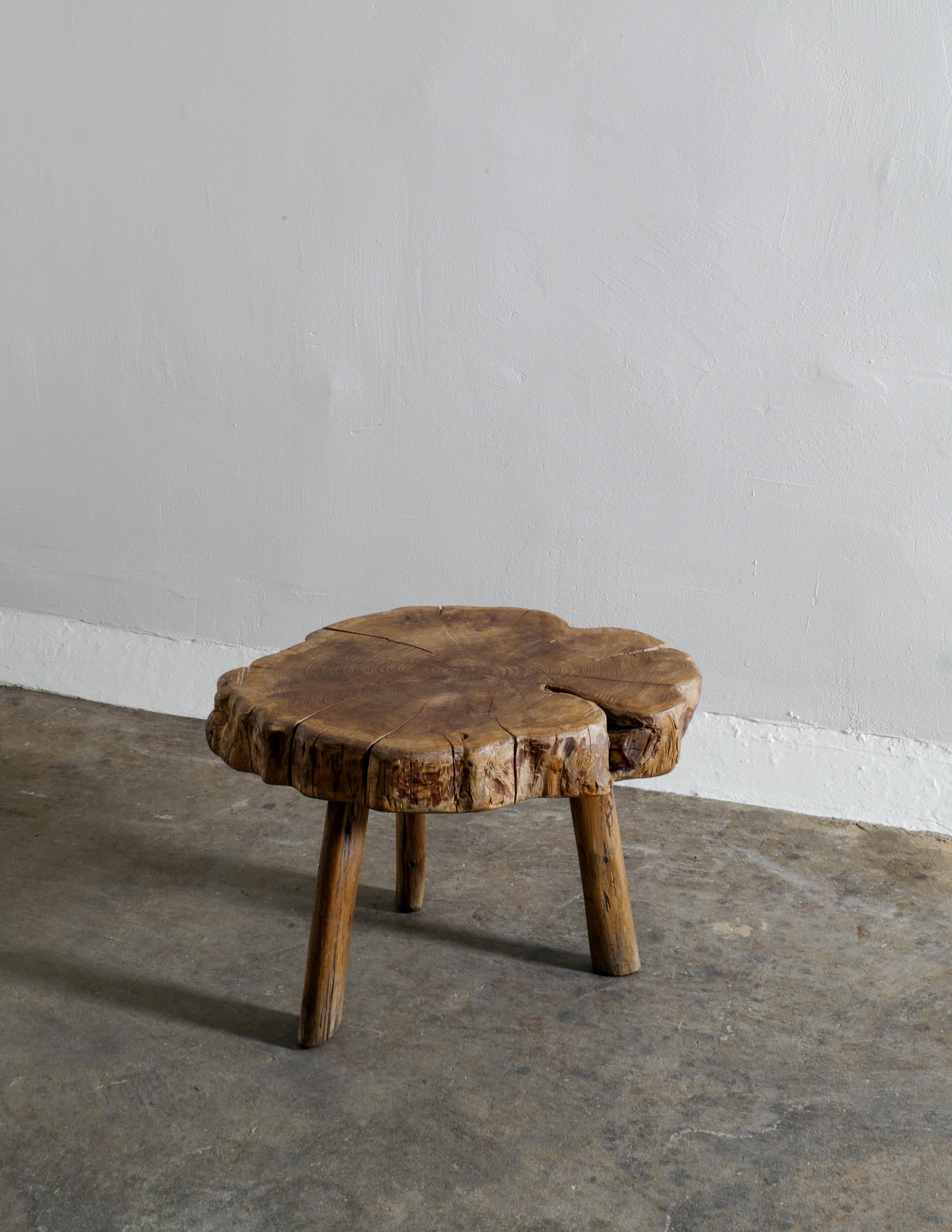 Wooden Tripod Tree Trunk Free Form Brutalist French Coffee Side Table, 1960s In Good Condition In Stockholm, SE