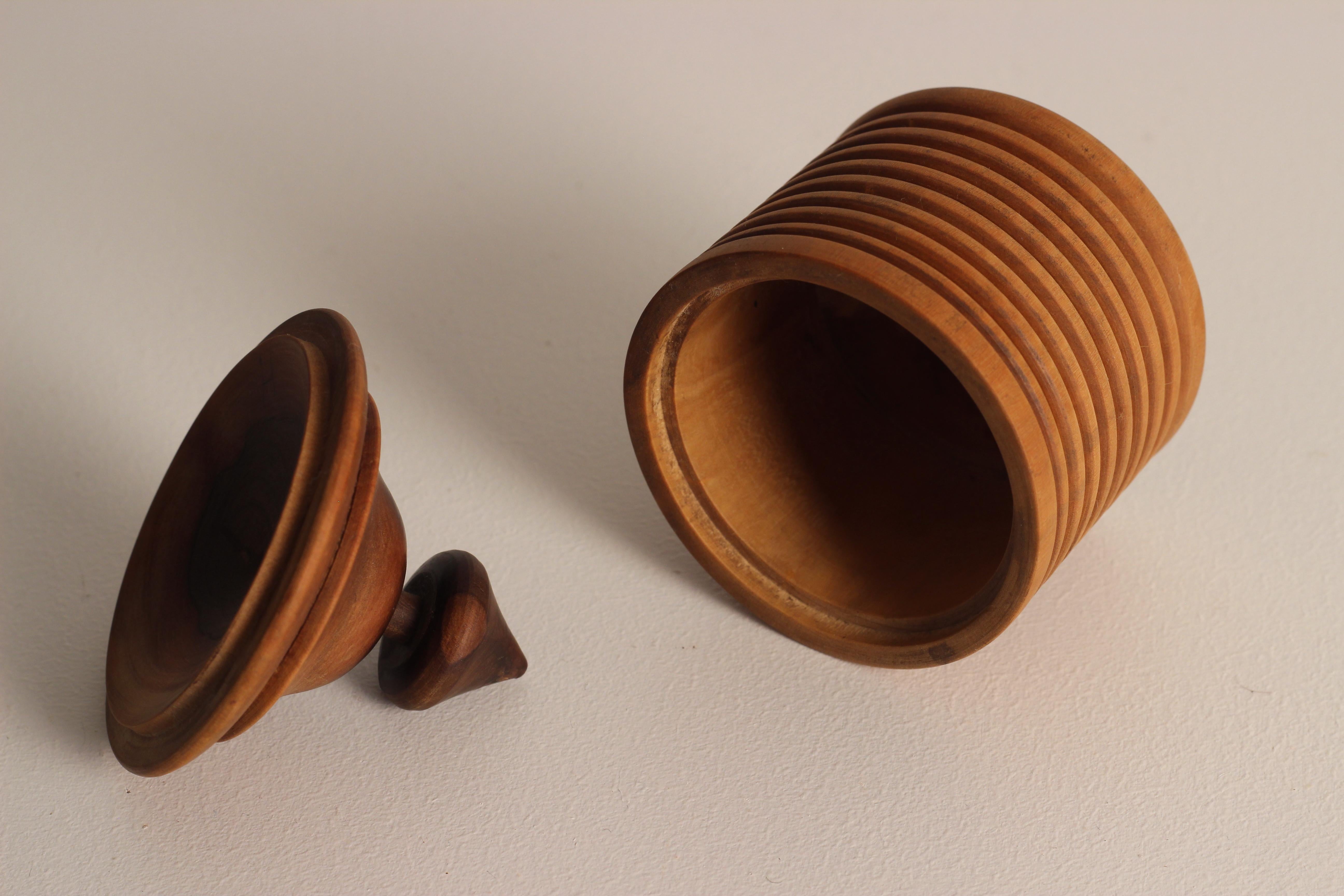 English Wooden Turned Treen Pot, Container or Vide Pouche, England Late 20th Century For Sale
