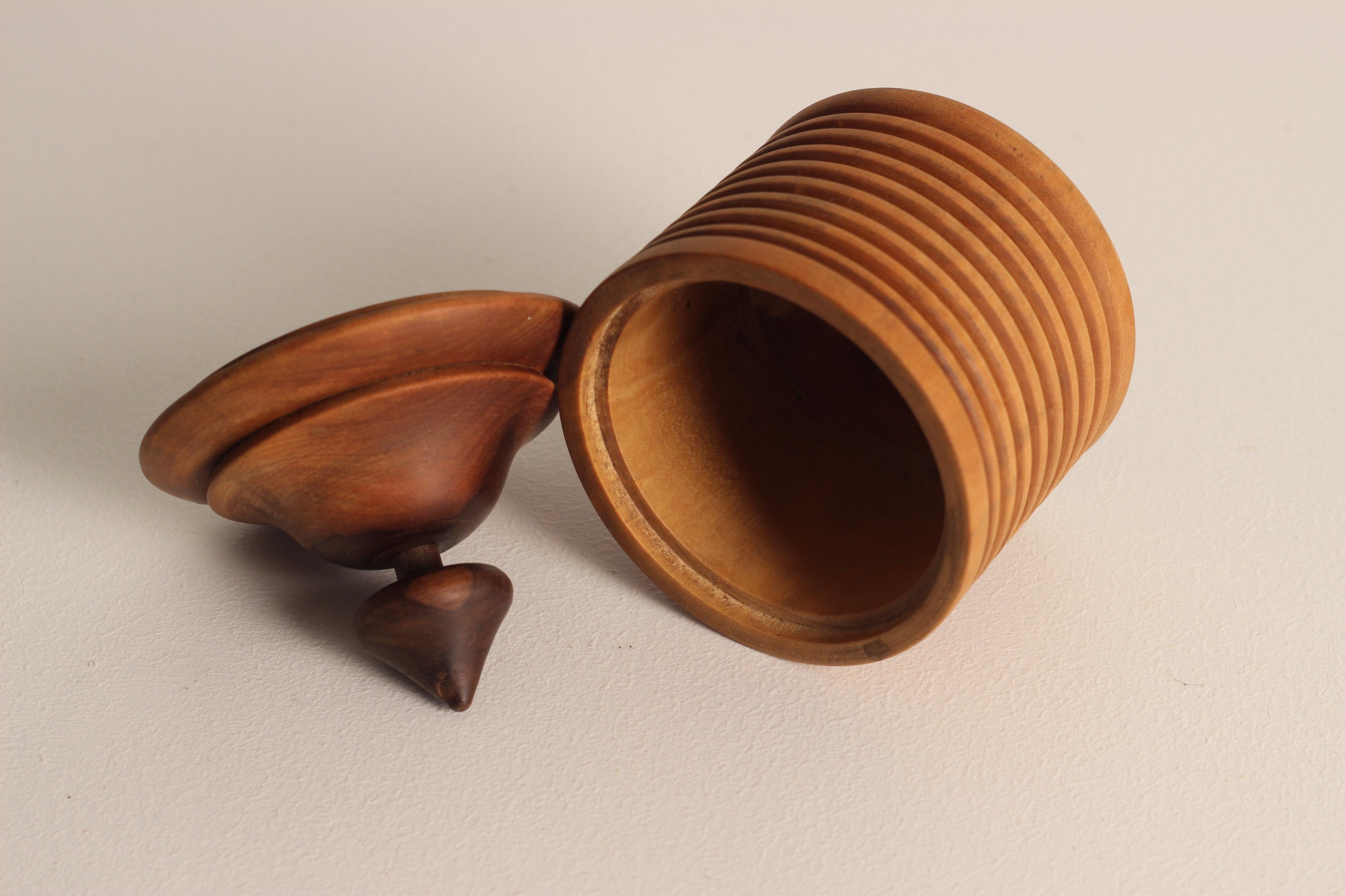 Wooden Turned Treen Pot, Container or Vide Pouche, England Late 20th Century For Sale 1