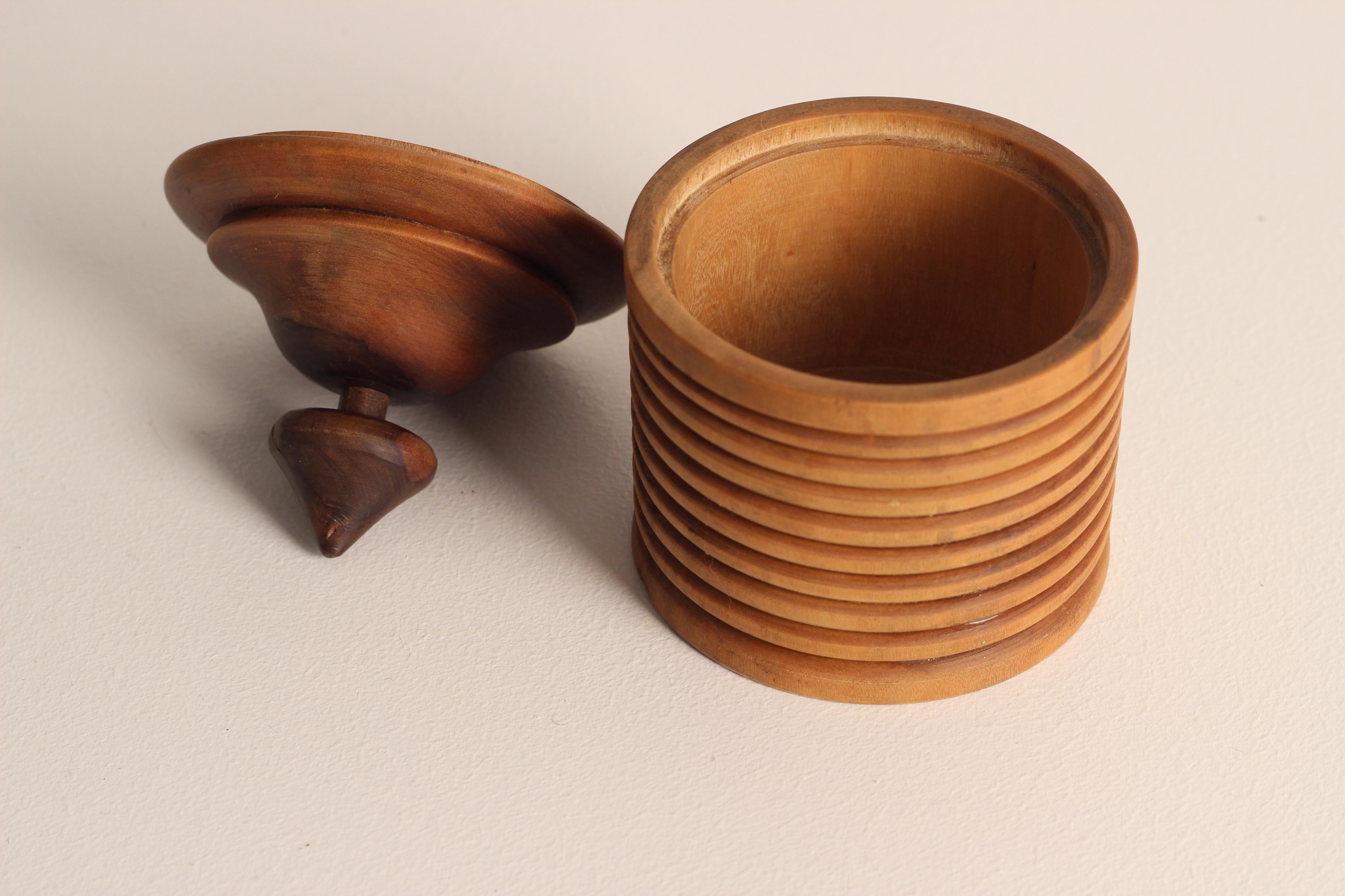 Wooden Turned Treen Pot, Container or Vide Pouche, England Late 20th Century For Sale 3