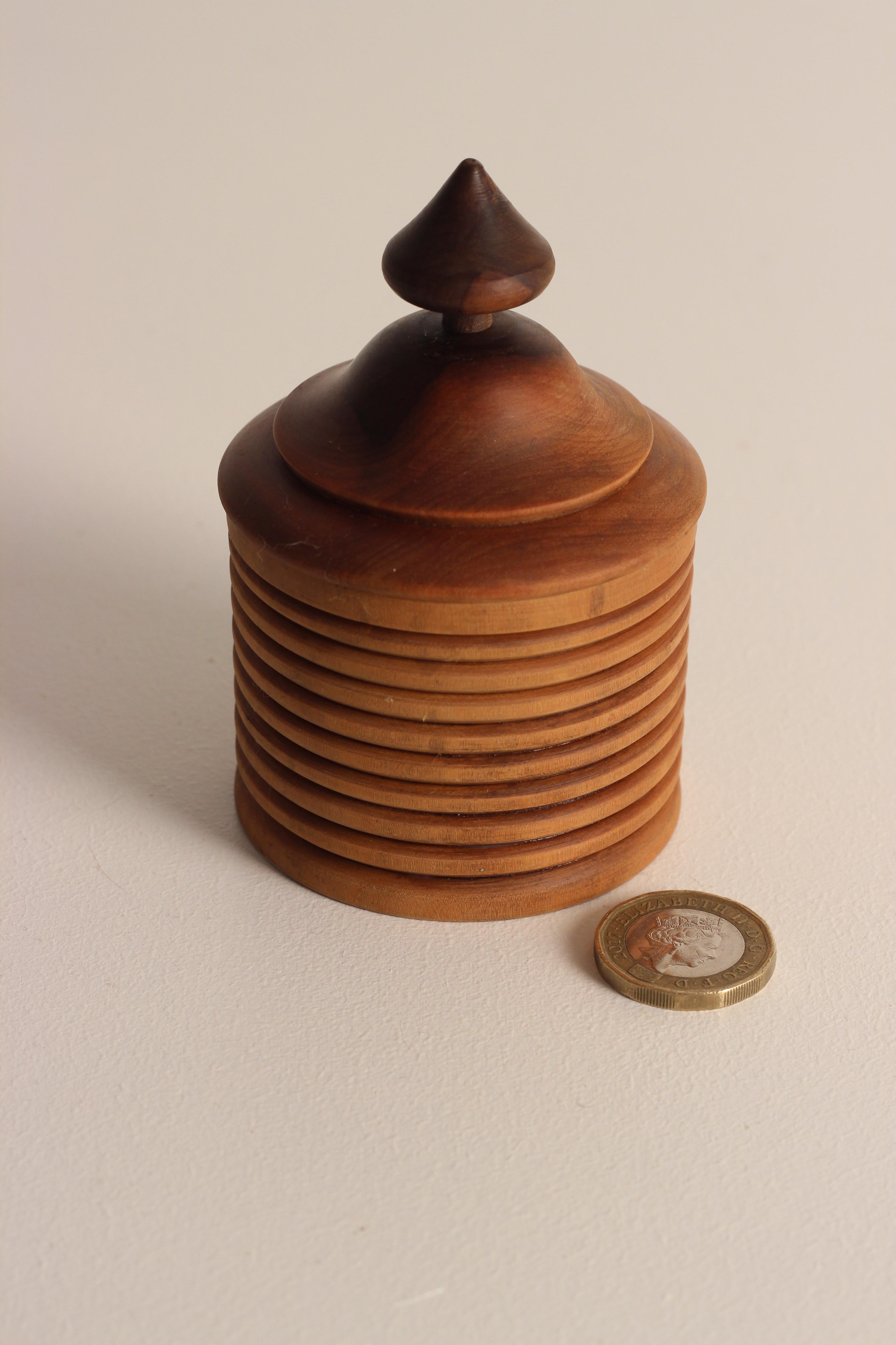 Wooden Turned Treen Pot, Container or Vide Pouche, England Late 20th Century For Sale 4