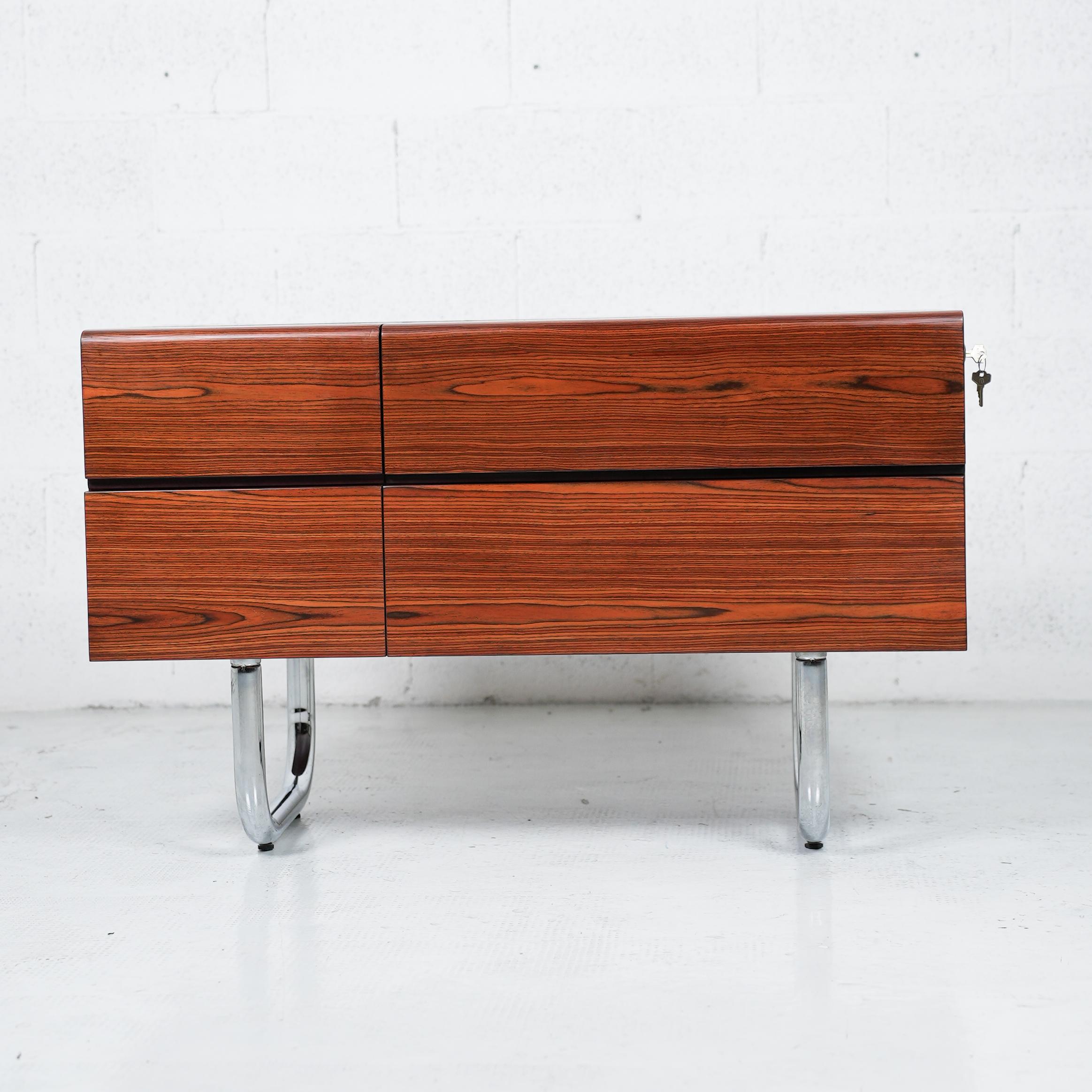 Mobile bar con giradischi in legno degli anni '60 e '70

Gambe in tubolare d'acciaio cromato, mobile a fiamma in legno con vani apribili e regolabili.