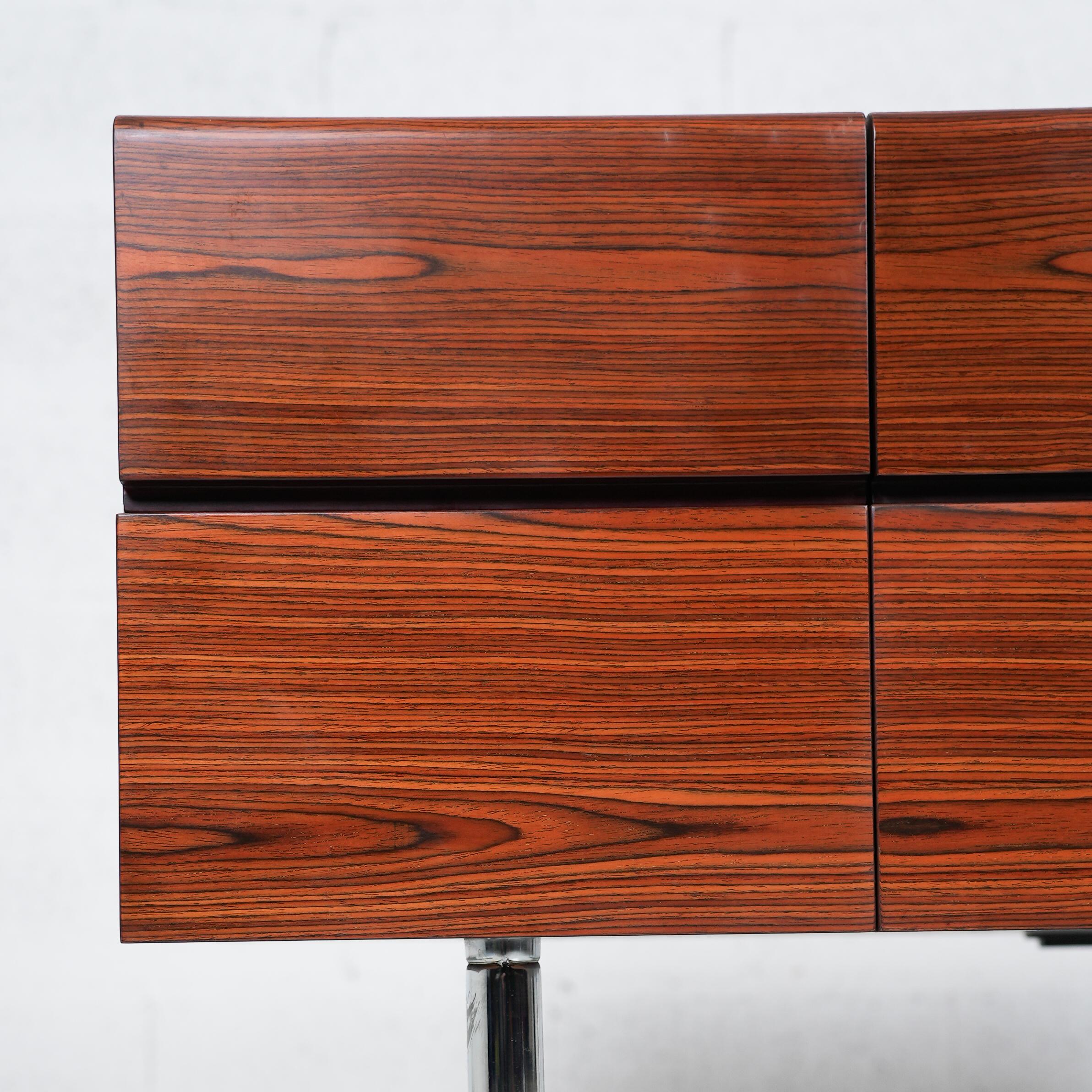 Italiano Mobile bar con giradischi in legno degli anni '60 e '70