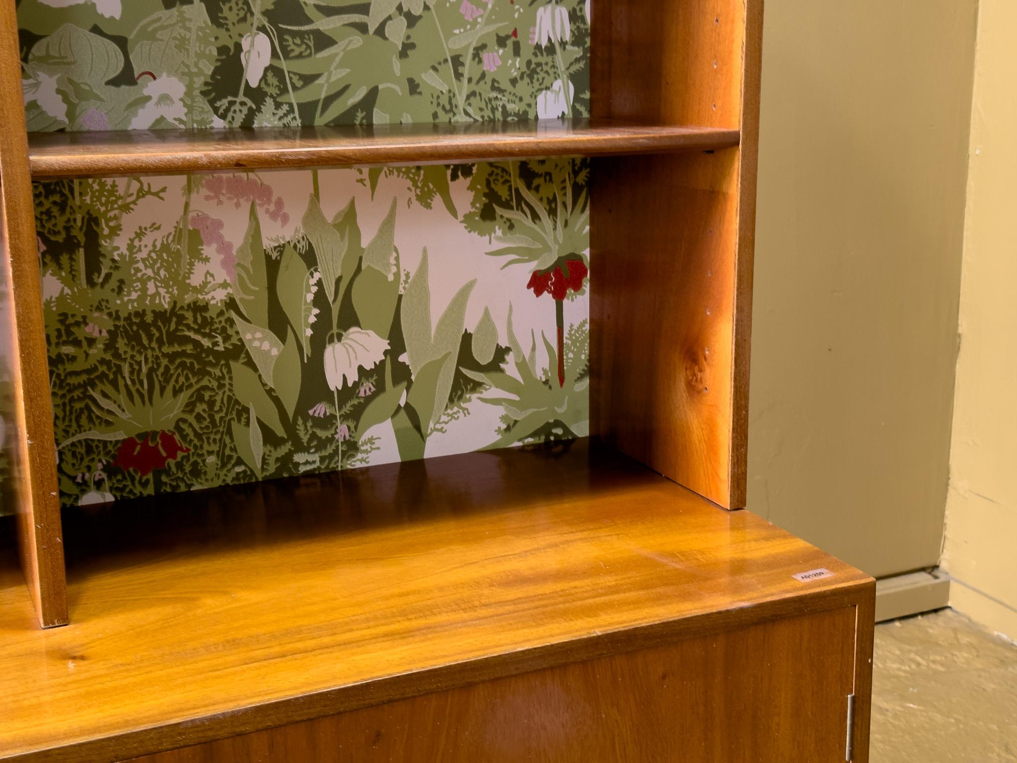 Unità in legno con accenti di carta da parati in vendita 1
