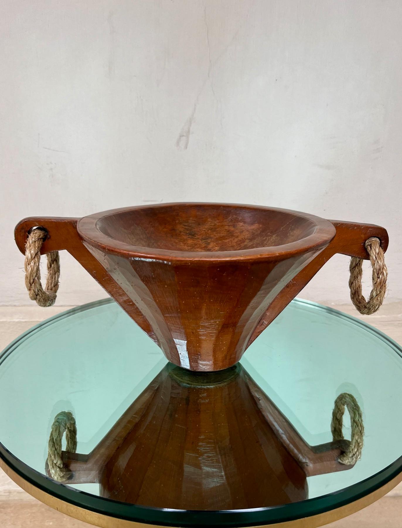 Urna inusual y decorativa o vide poche
Forma cónica, 2 asas con anillas de cuerda. 
Gubia de nogal tallada a mano, rica pátina. 
Inspiración 