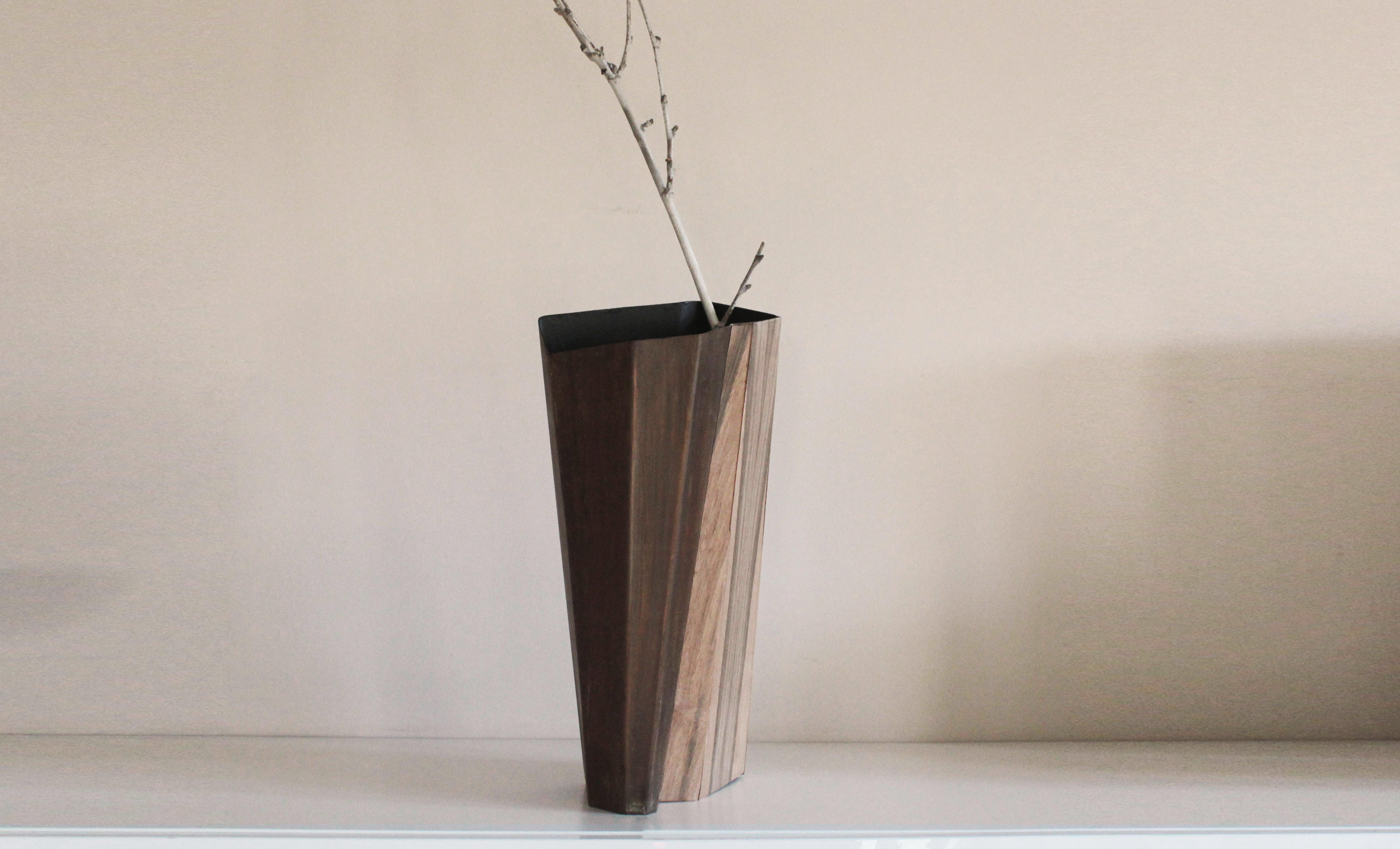This vase, Anphora series, is part of a collection dedicated to nature and icebergs. It’s a unique piece, made by excellent Italian artisans. Raoul Gilioli, artist and designer, has created a series of vases using natural materials, using