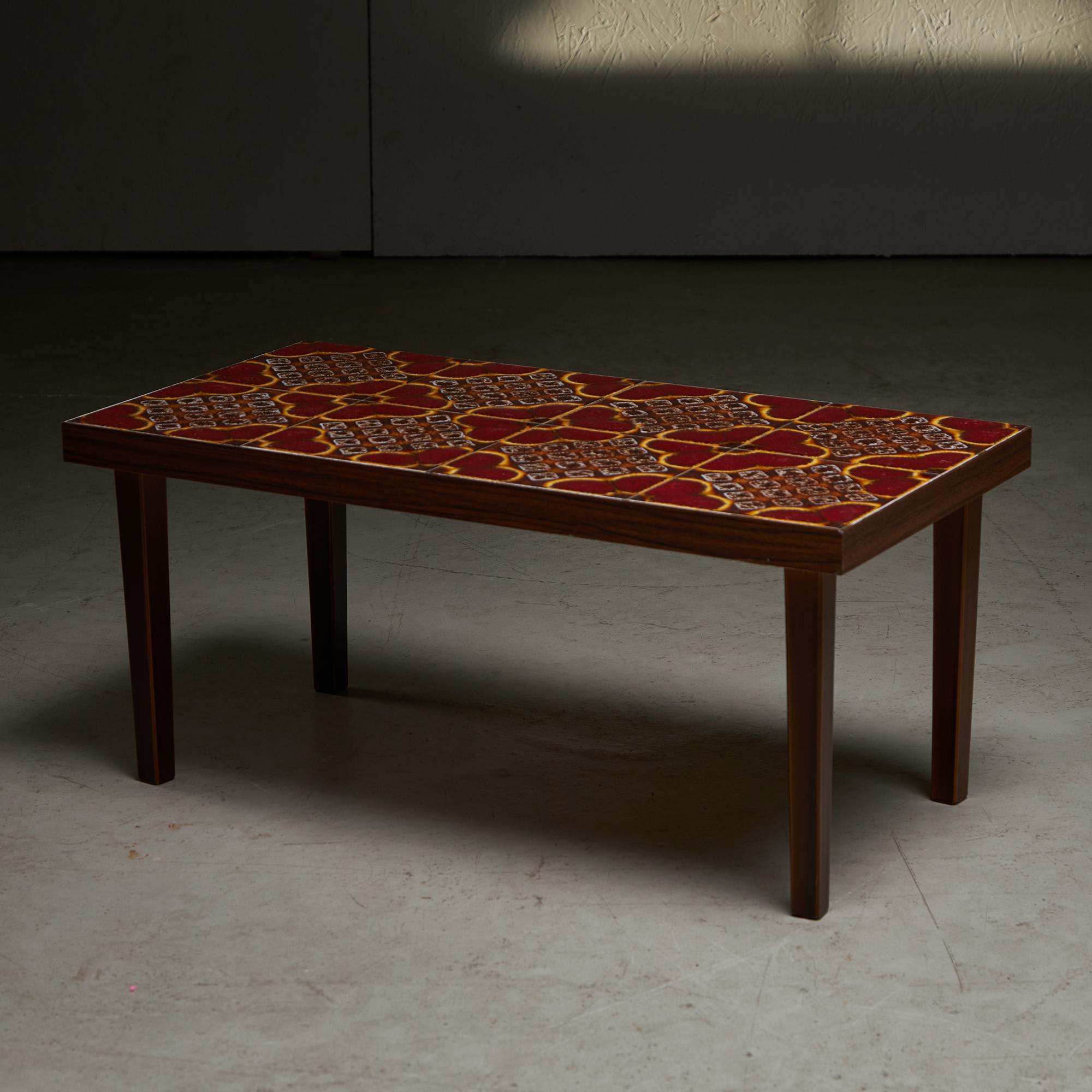 Dieser Beistelltisch lässt uns dank seiner Farben und Materialien an einen Mittelmeerurlaub denken. Er ist aus warmem Holzfurnier gefertigt und hat ein Design, das vom lebendigen Stil der 1970er Jahre inspiriert ist. Die Tischplatte besteht aus