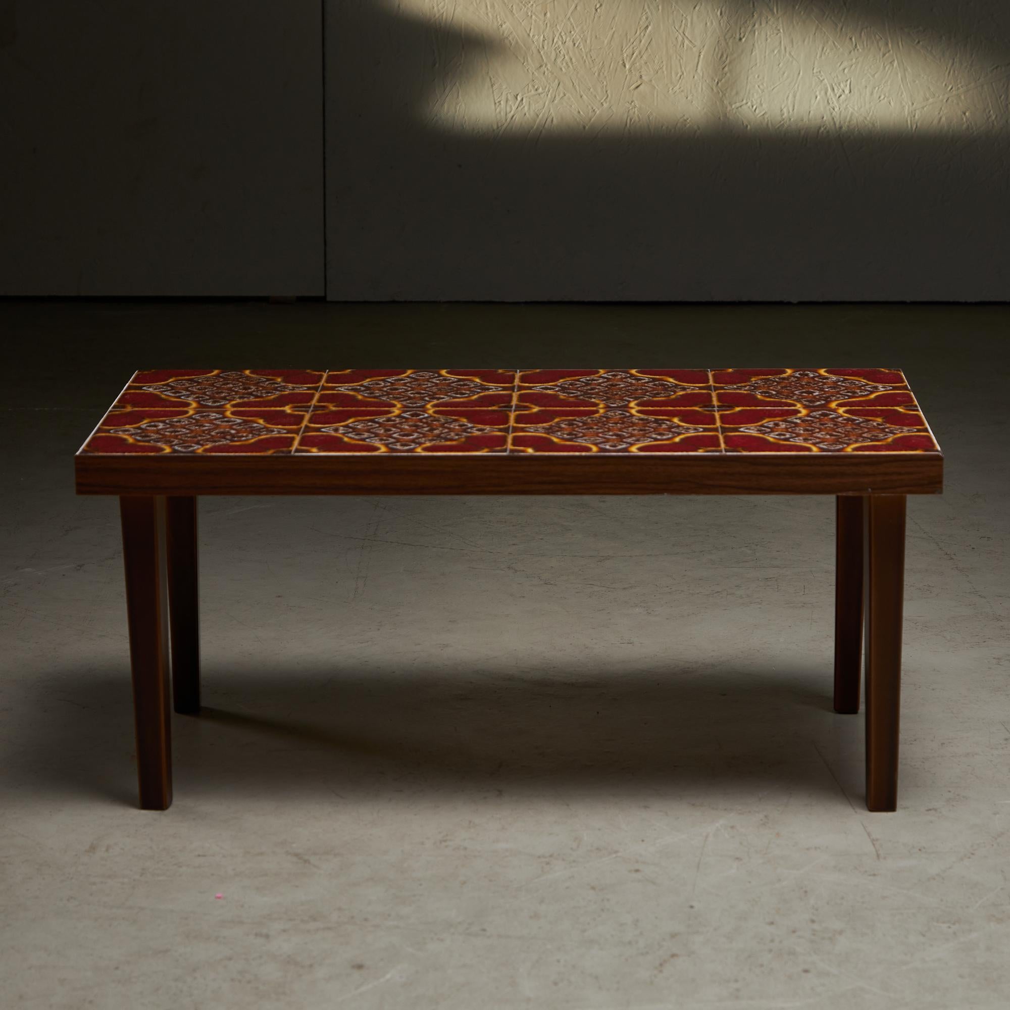 Table d'appoint en placage de bois avec plateau en céramique à fleurs colorées, 1970 Bon état - En vente à Budapest, HU