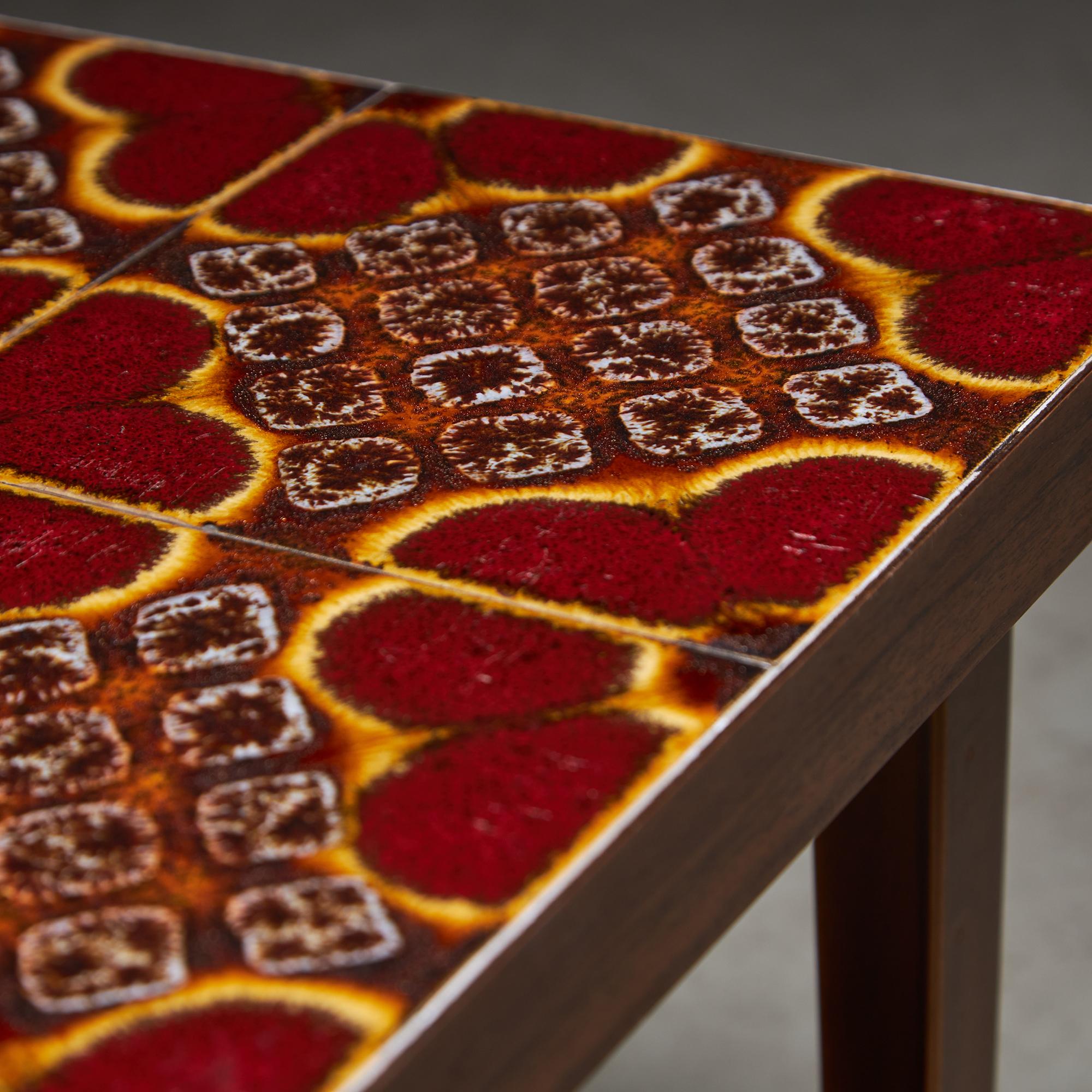 Fin du 20e siècle Table d'appoint en placage de bois avec plateau en céramique à fleurs colorées, 1970 en vente