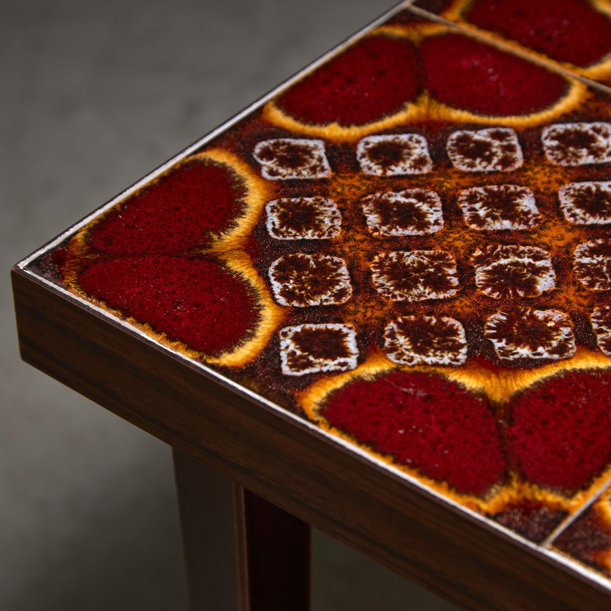 Table d'appoint en placage de bois avec plateau en céramique à fleurs colorées, 1970 en vente 2