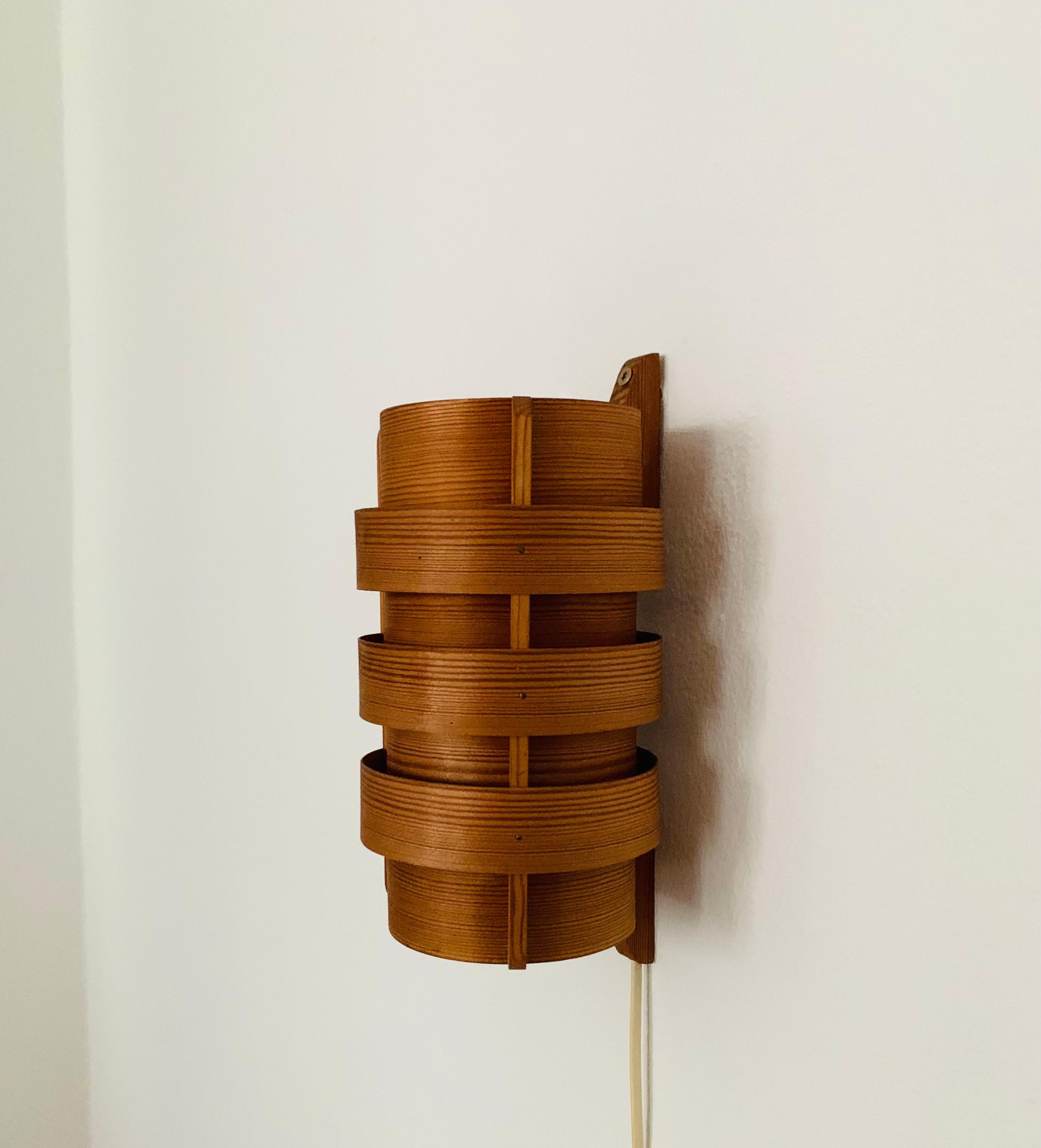 Extraordinaria lámpara de pared de madera de los años sesenta.
Tratamiento cariñoso y de alta calidad.
El diseño y el material crean una luz muy cálida y agradable.
El juego de luces creado por las lamas hace que la lámpara sea aún más
