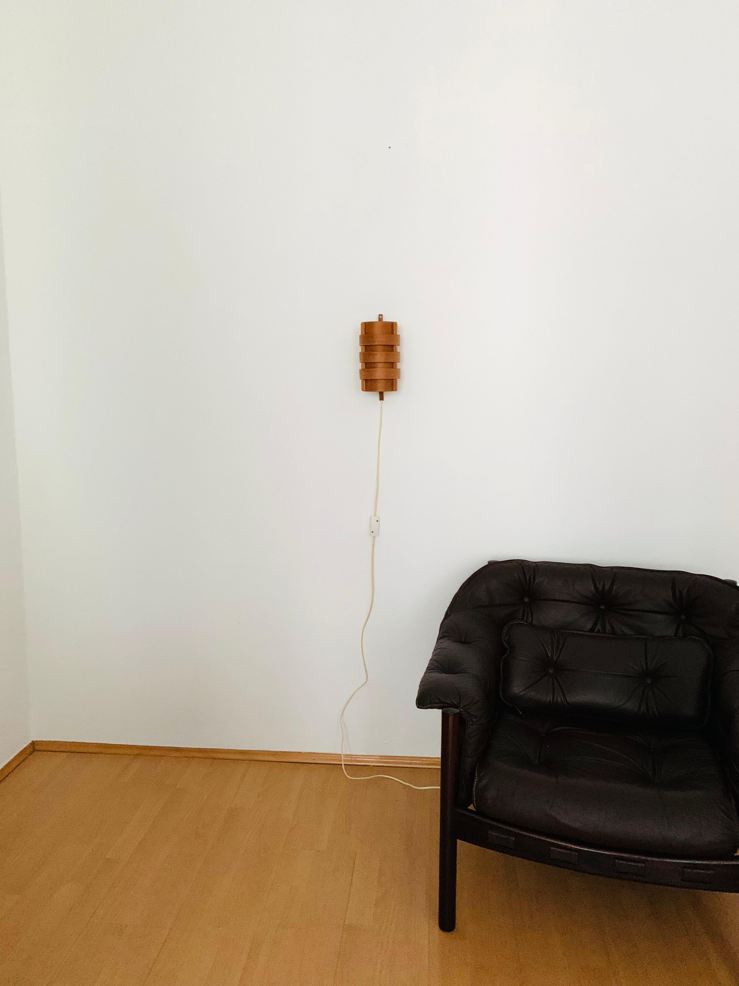 Lámpara de pared de madera de Hans-Agne Jakobsson mediados del siglo XX en venta