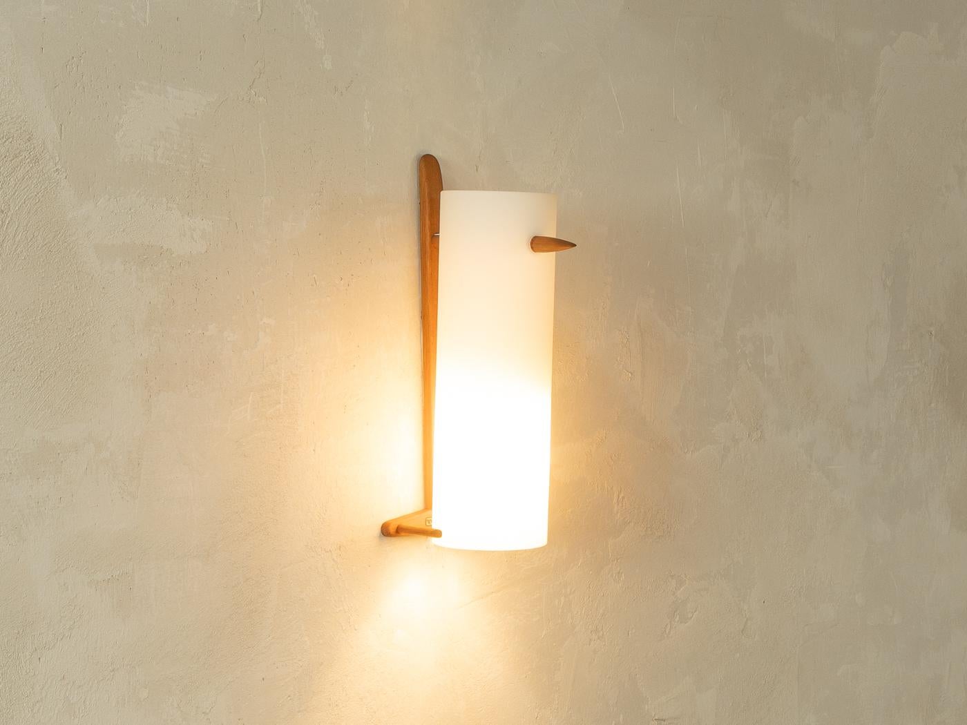 Lampada da parete classica degli anni '60 in stile scandinavo di Uno & Östen Kristiansson per Luxus. La lampada ha un paralume in vetro smerigliato e un supporto da parete in teak. 

Caratteristiche di qualità:
ottima lavorazione 
materiali di alta