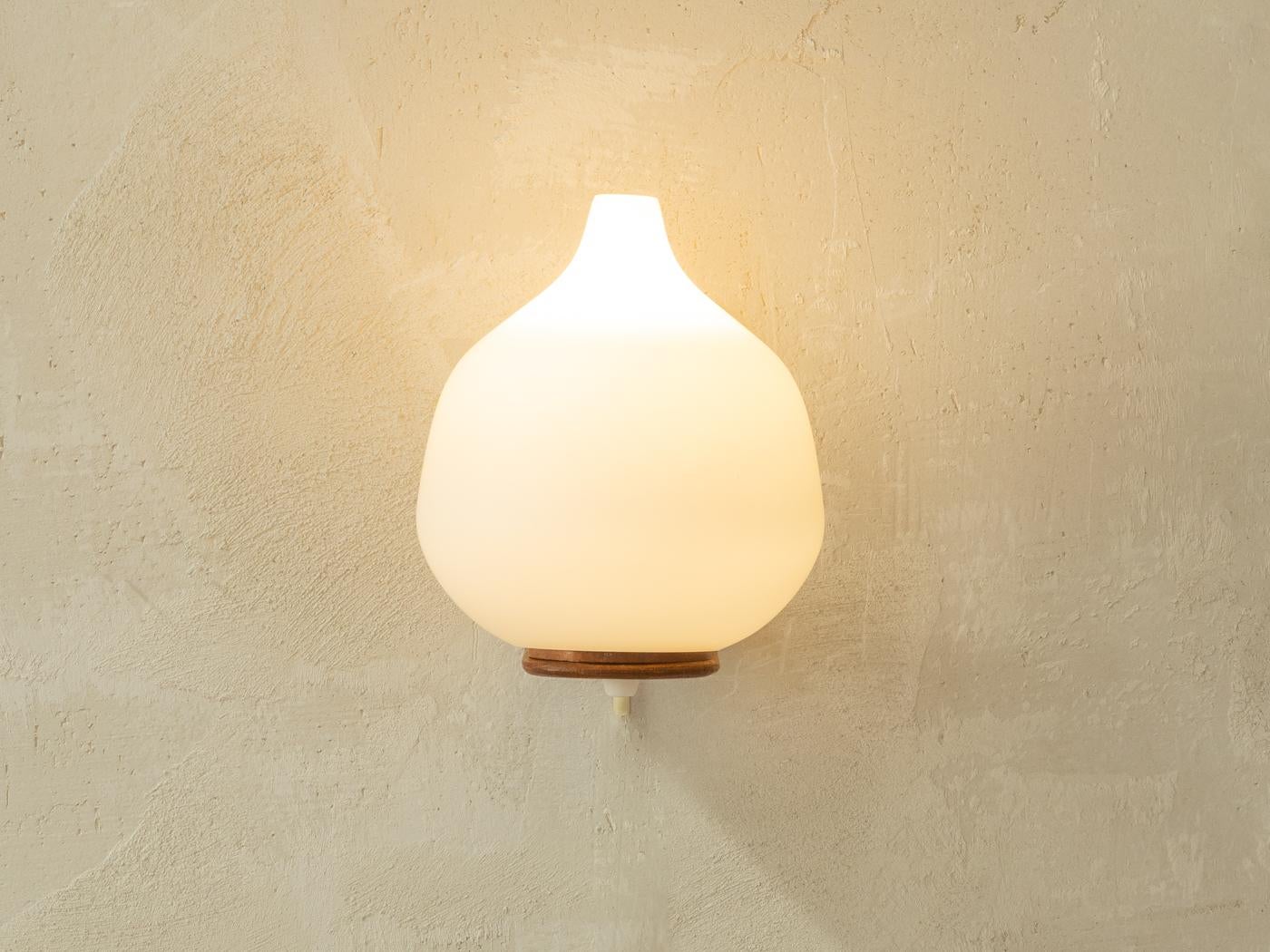 Svedese Lampada da parete in legno di Uno & Östen Kristiansson, Luxus in vendita