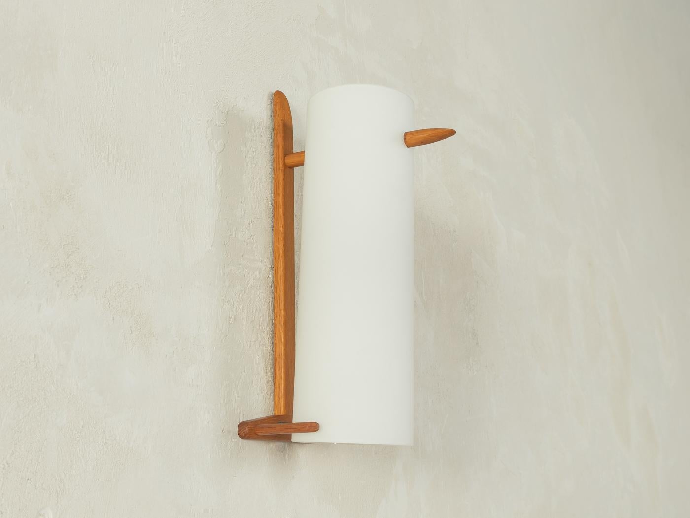 Metà XX secolo Lampada da parete in legno di Uno & Östen Kristiansson, Luxus in vendita