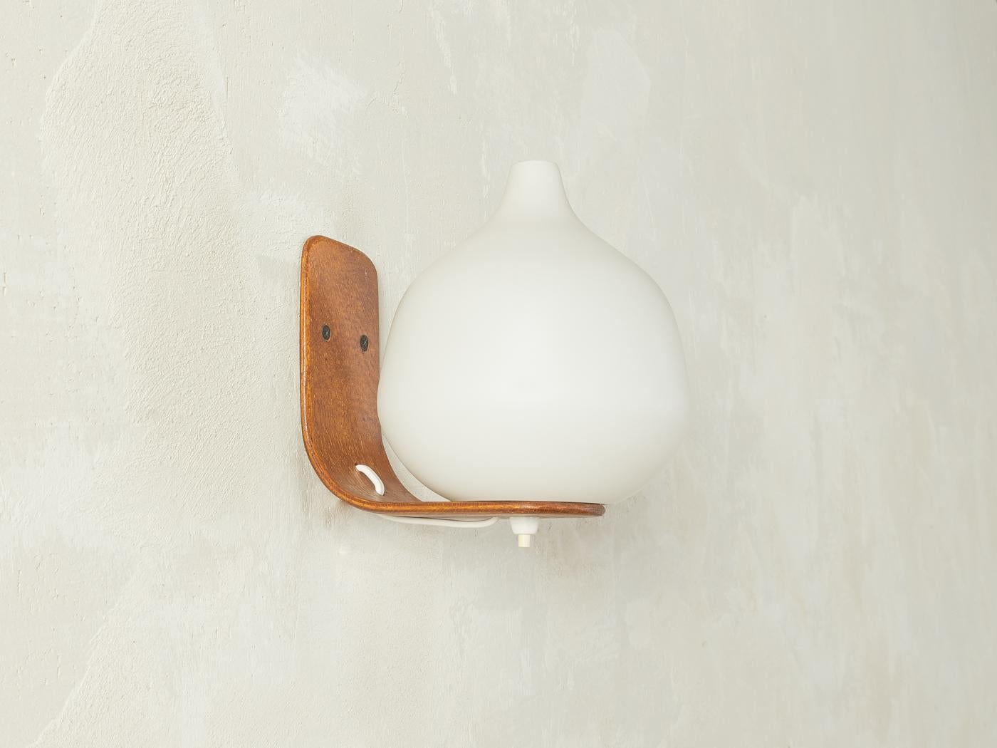 Metà XX secolo Lampada da parete in legno di Uno & Östen Kristiansson, Luxus in vendita