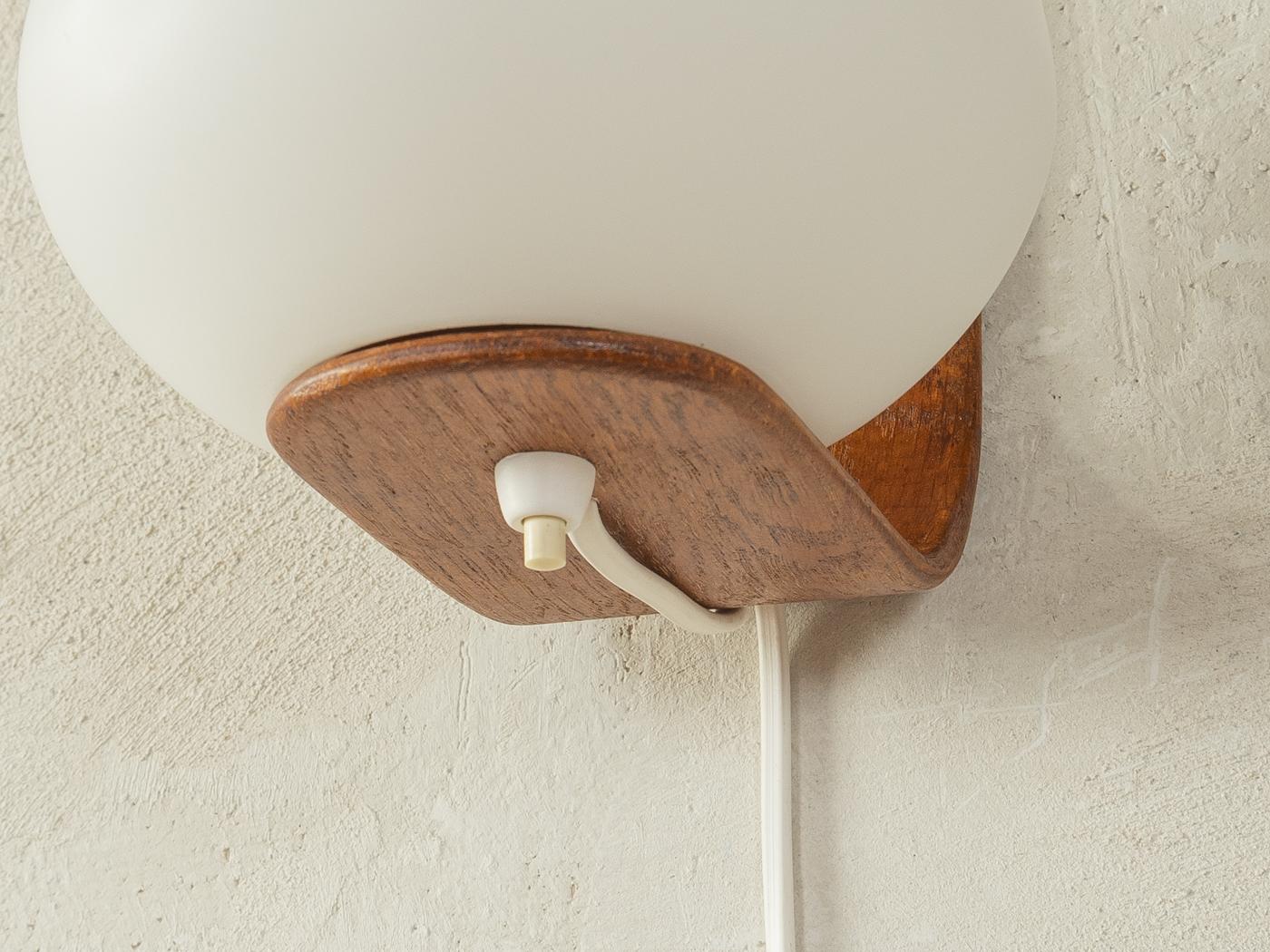 Vetro lattimo Lampada da parete in legno di Uno & Östen Kristiansson, Luxus in vendita