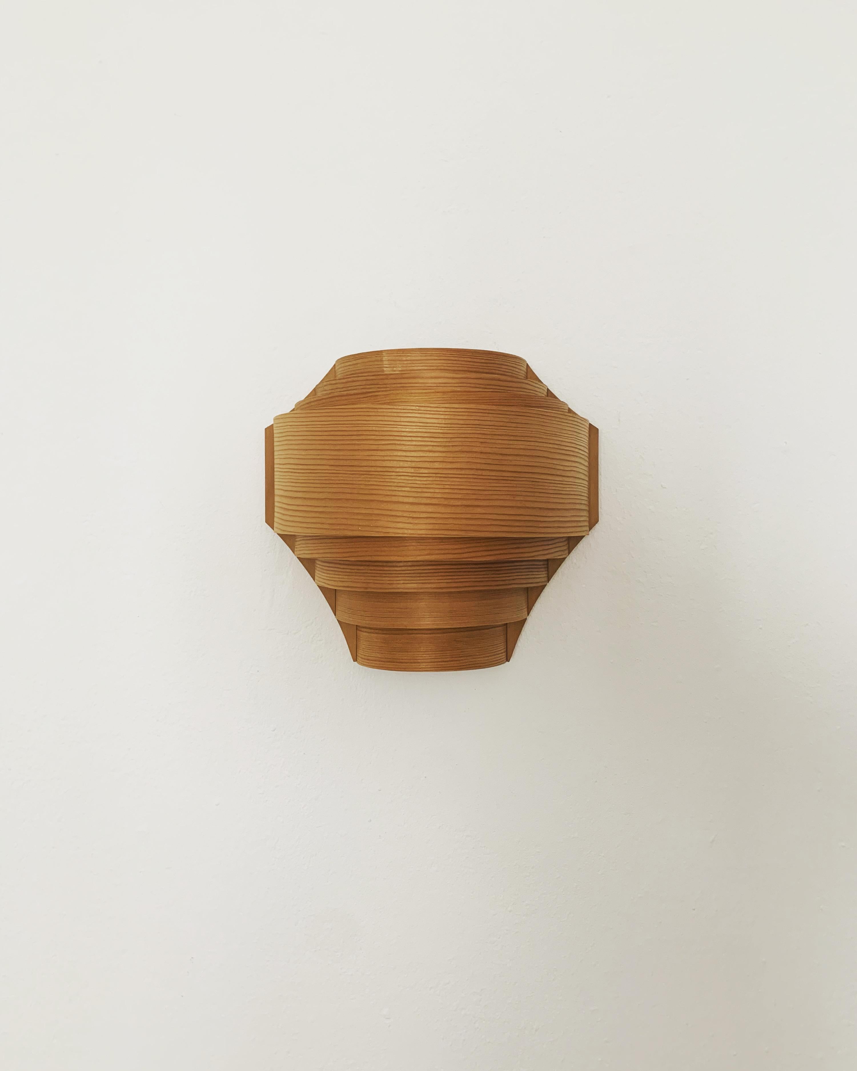 Exceptionally beautiful wooden wall lamp from the 1960s.
Very nice design and an asset to any home.
A spectacular play of light is created.

Condition:

Very good vintage condition with slight signs of wear consistent with age.
Very light