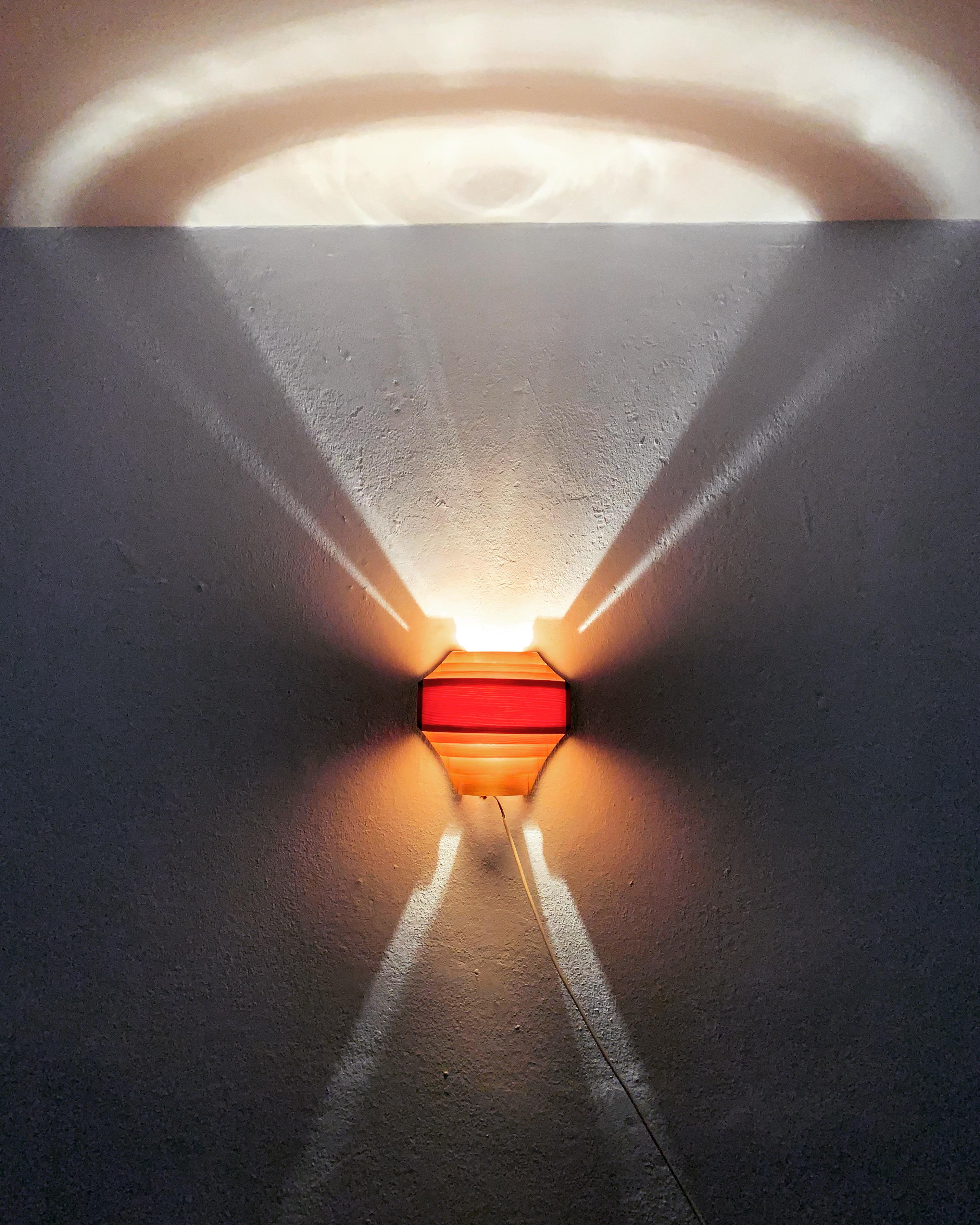 Excepcional lámpara de pared de madera de los años 60.
Un diseño muy bonito y un valor añadido para cualquier hogar.
Se crea un espectacular juego de luces.

Estado:

Muy buen estado vintage con ligeros signos de desgaste propios de la edad.
Pátina