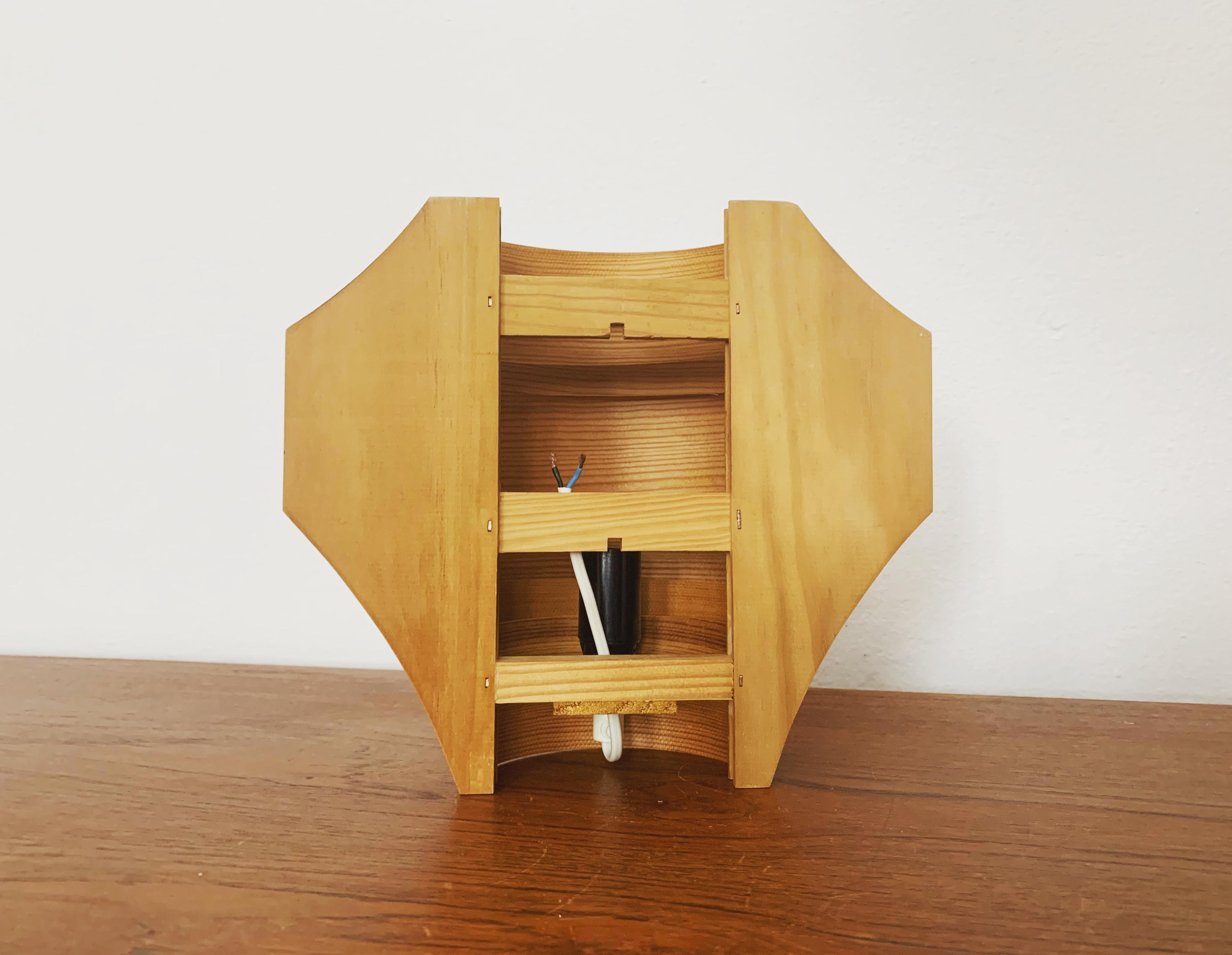 Lámpara de pared de madera mediados del siglo XX en venta