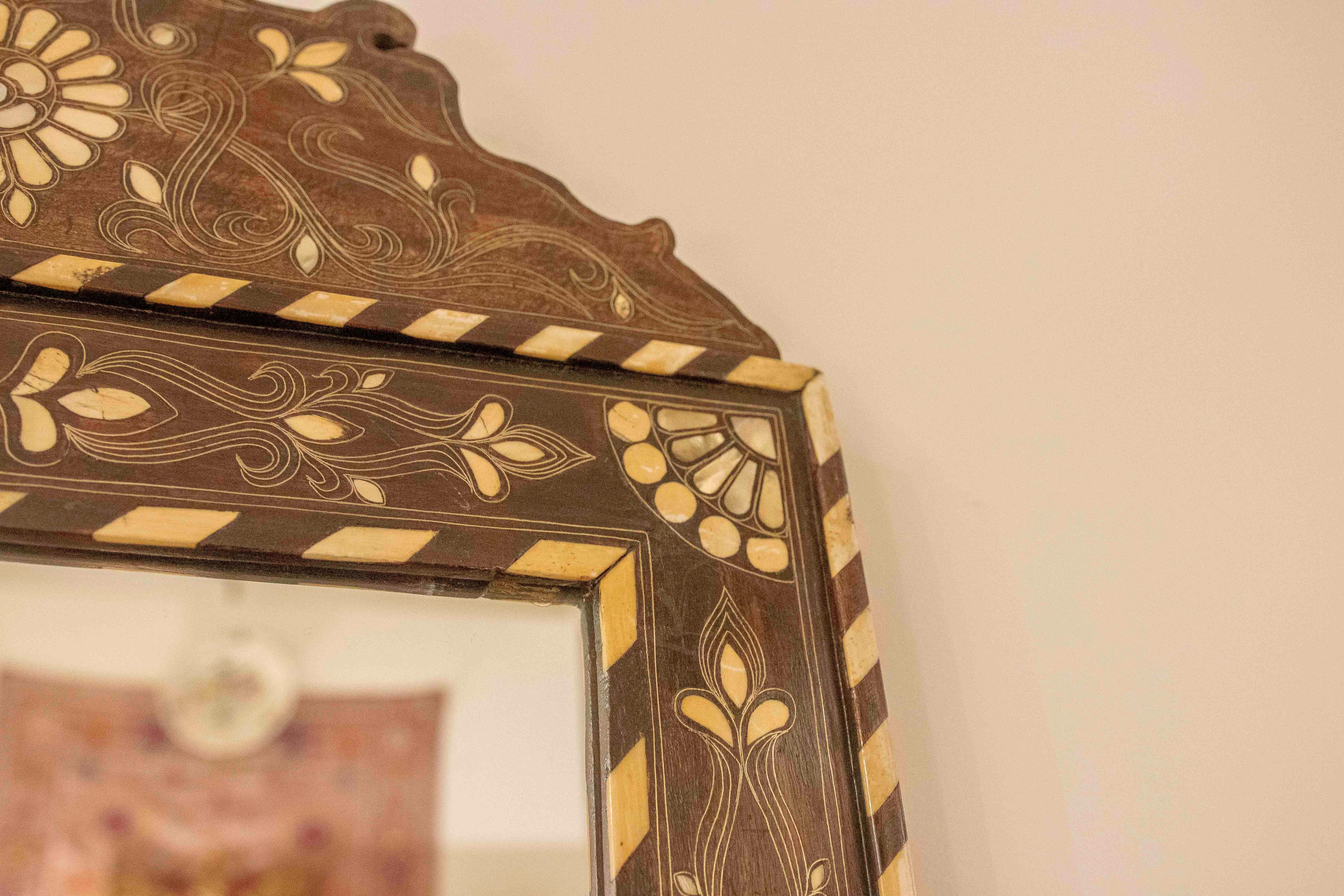 Wandspiegel aus Holz mit Platte und Intarsien  im Angebot 7