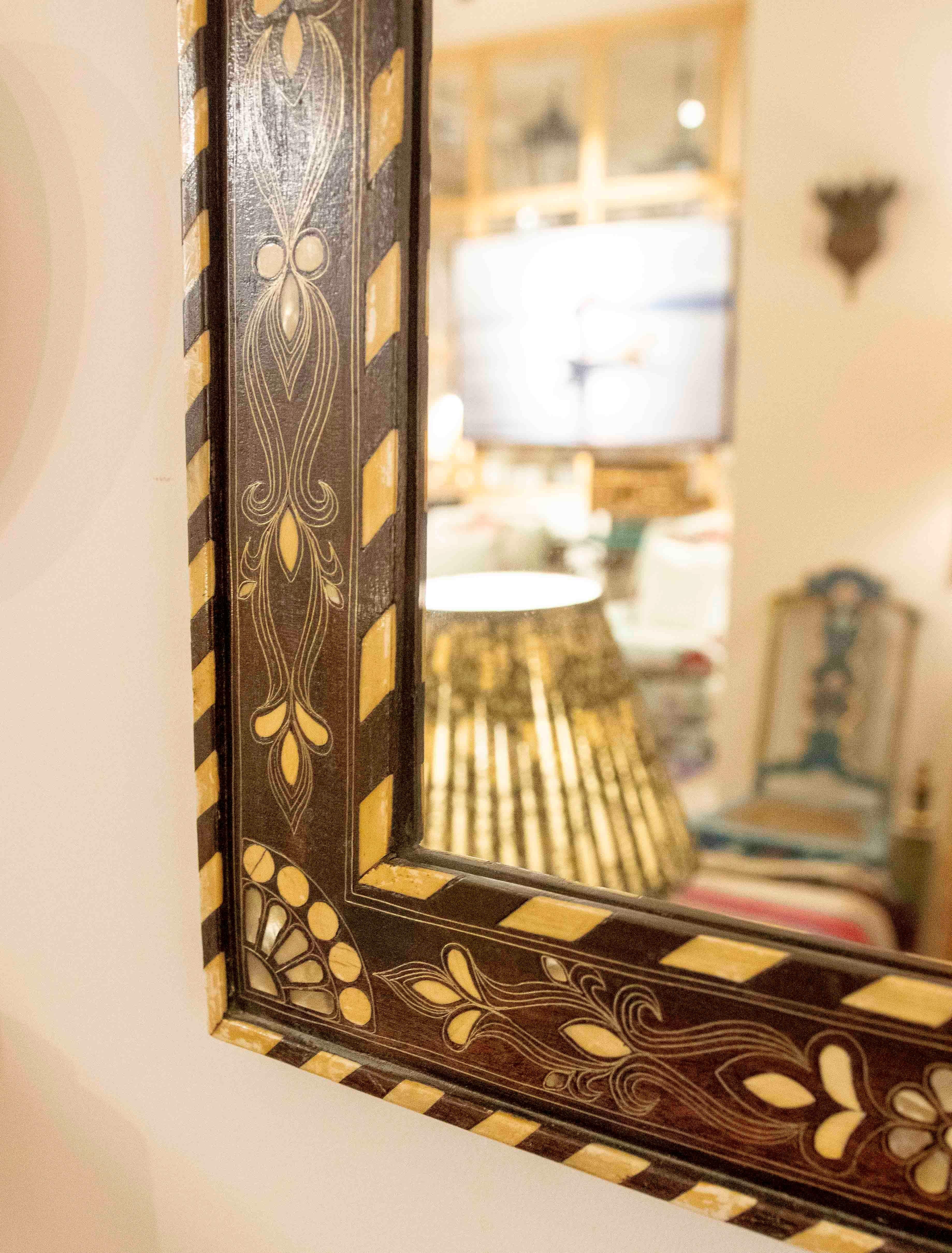 Wandspiegel aus Holz mit Platte und Intarsien  (Europäisch) im Angebot