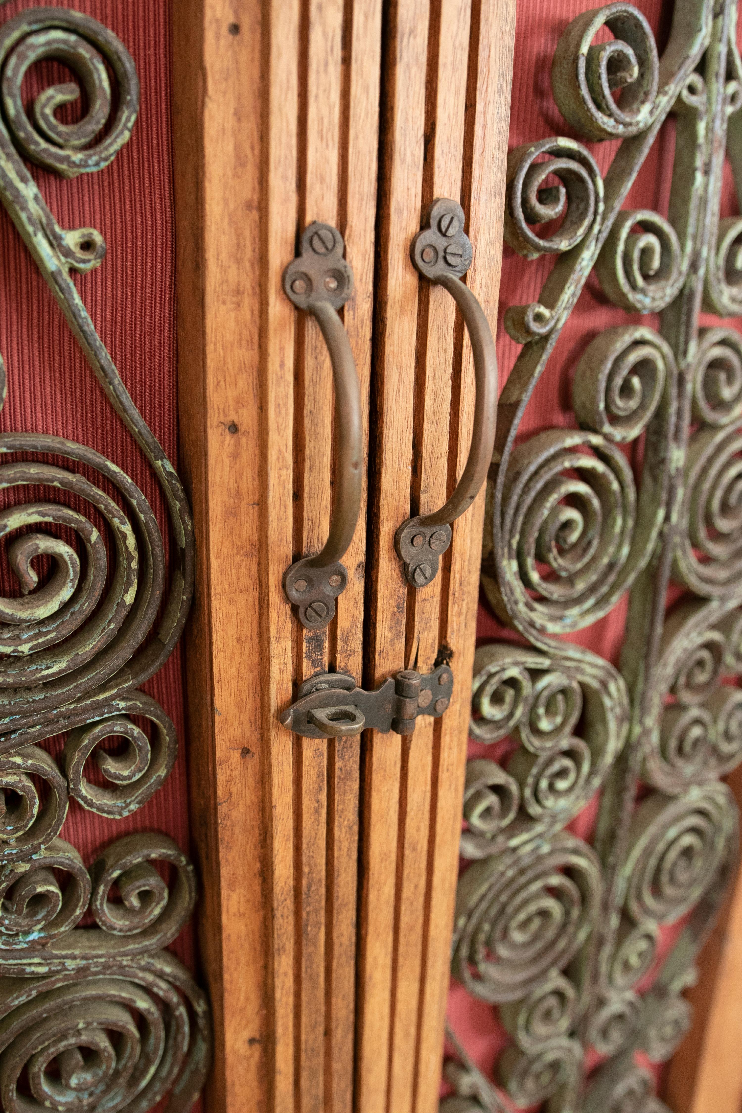 Armoire en bois avec portes et trois tiroirs décorés de fer en vente 4