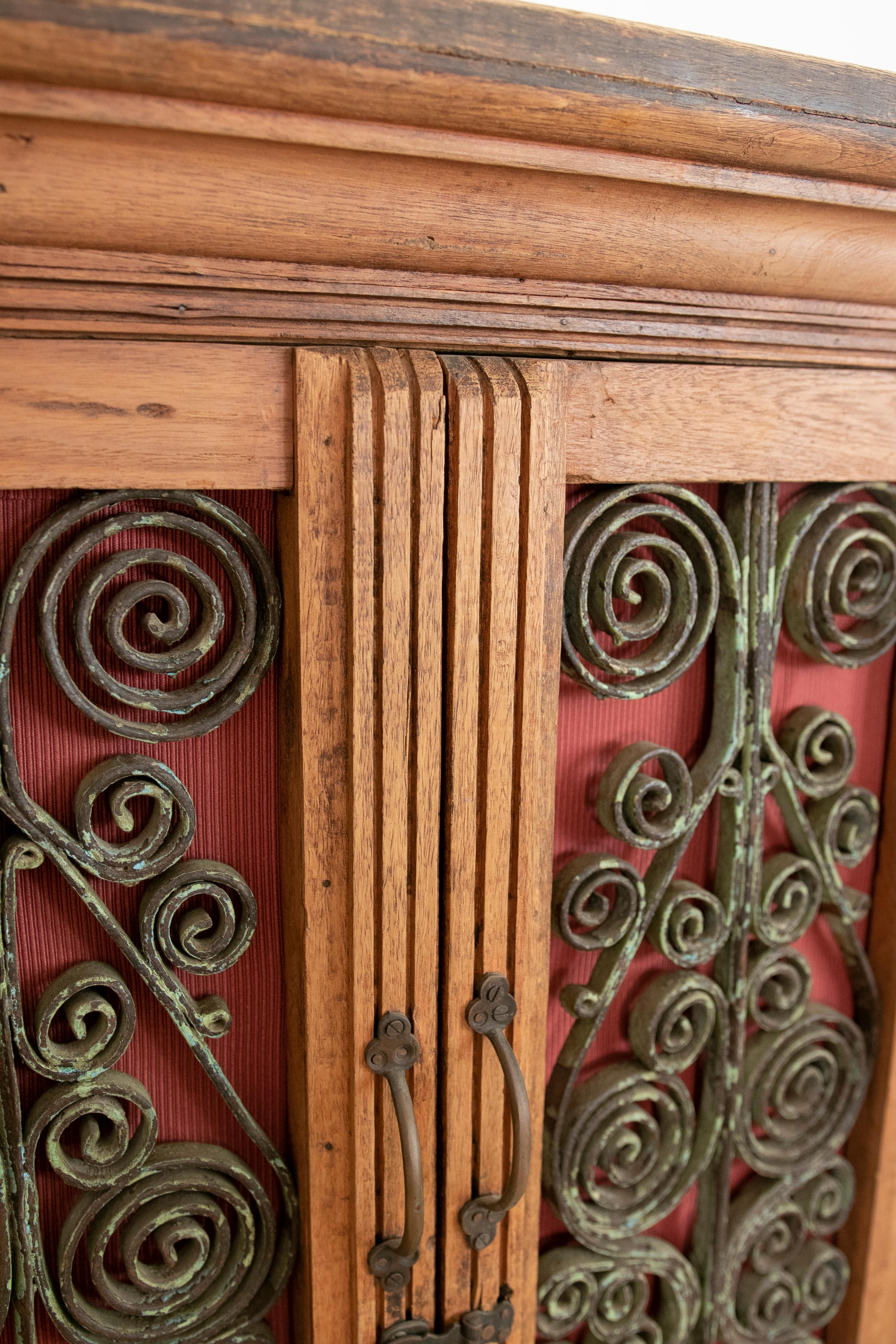 Armoire en bois avec portes et trois tiroirs décorés de fer en vente 5