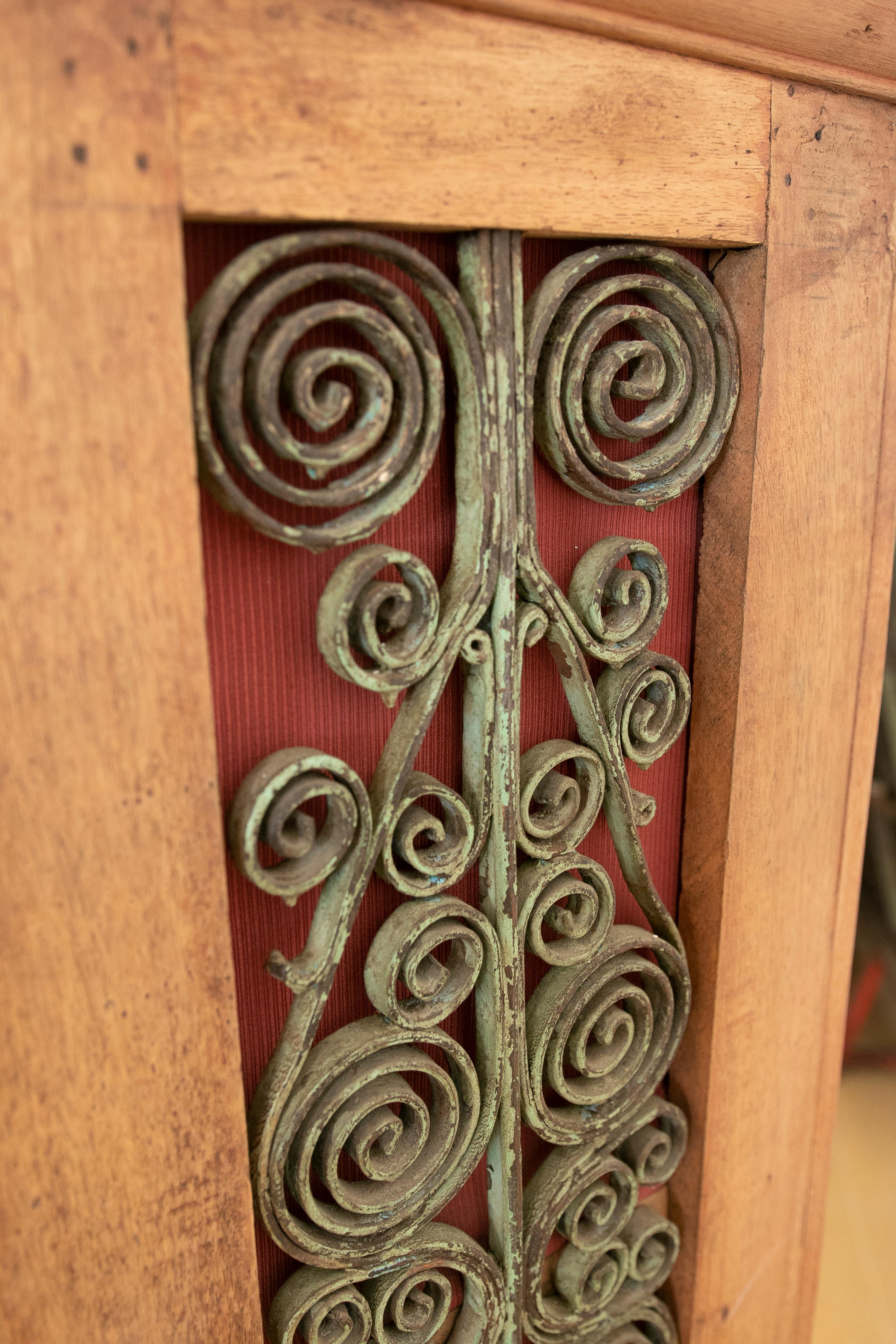Armoire en bois avec portes et trois tiroirs décorés de fer en vente 7