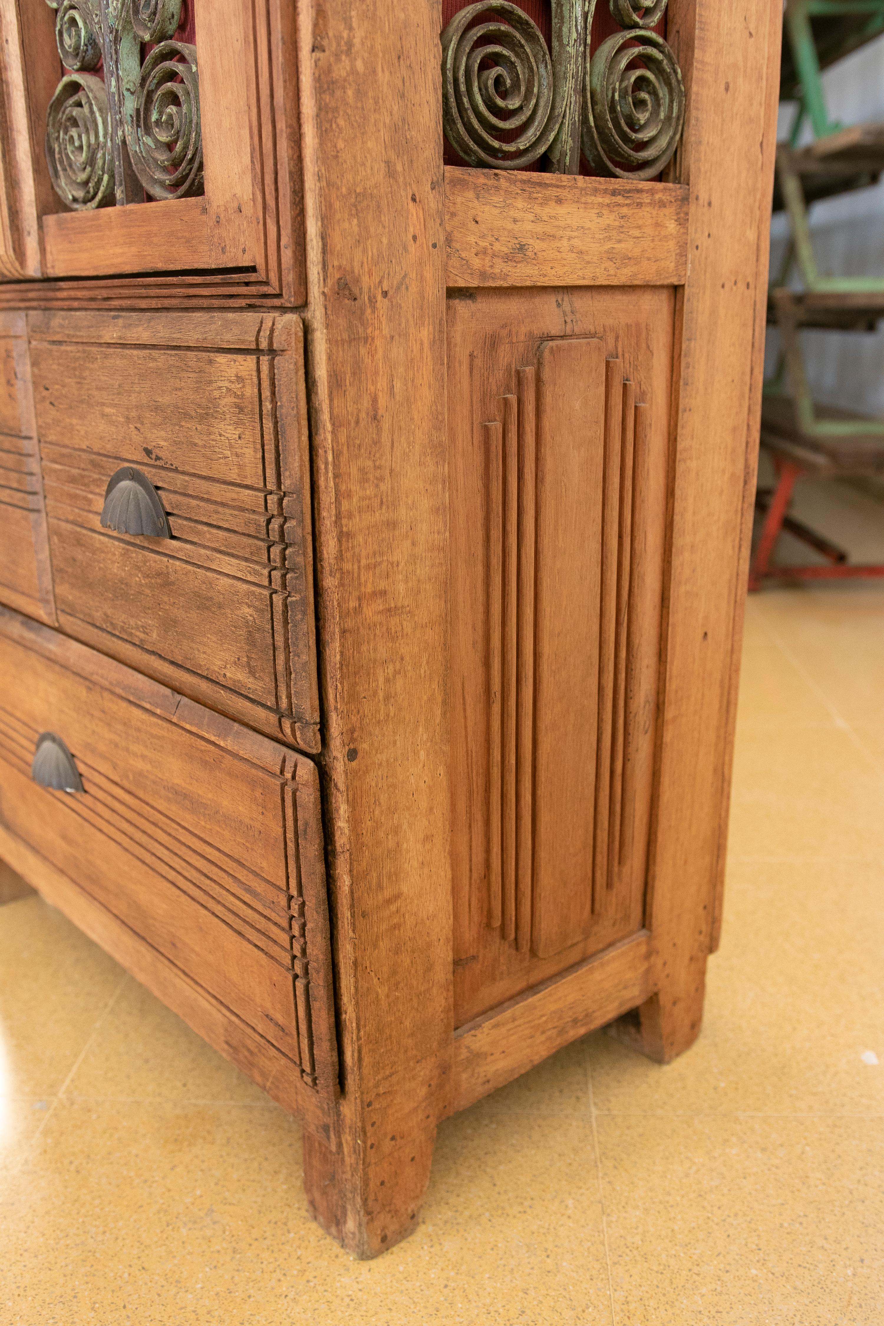 Armoire en bois avec portes et trois tiroirs décorés de fer en vente 8