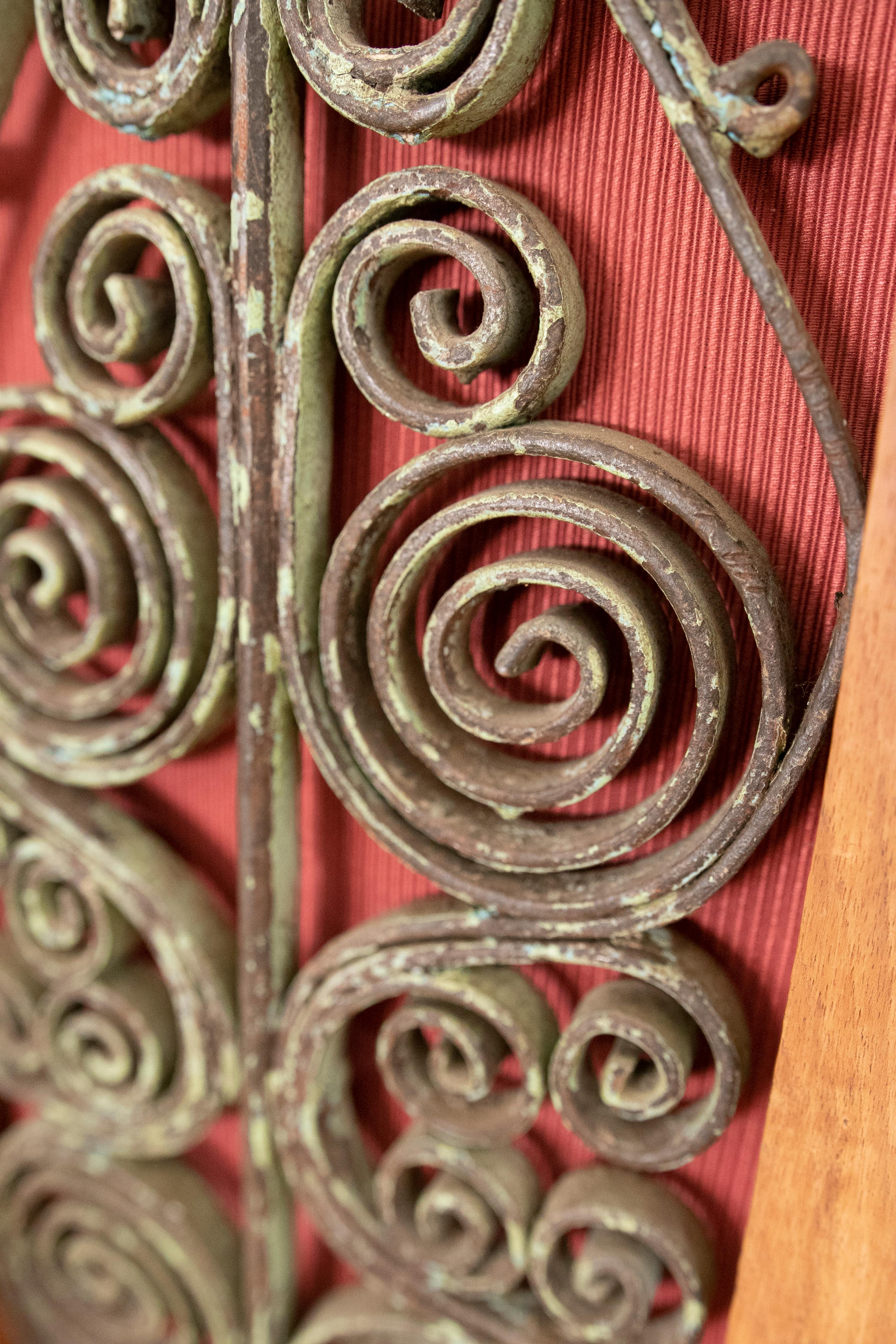 Armoire en bois avec portes et trois tiroirs décorés de fer en vente 11